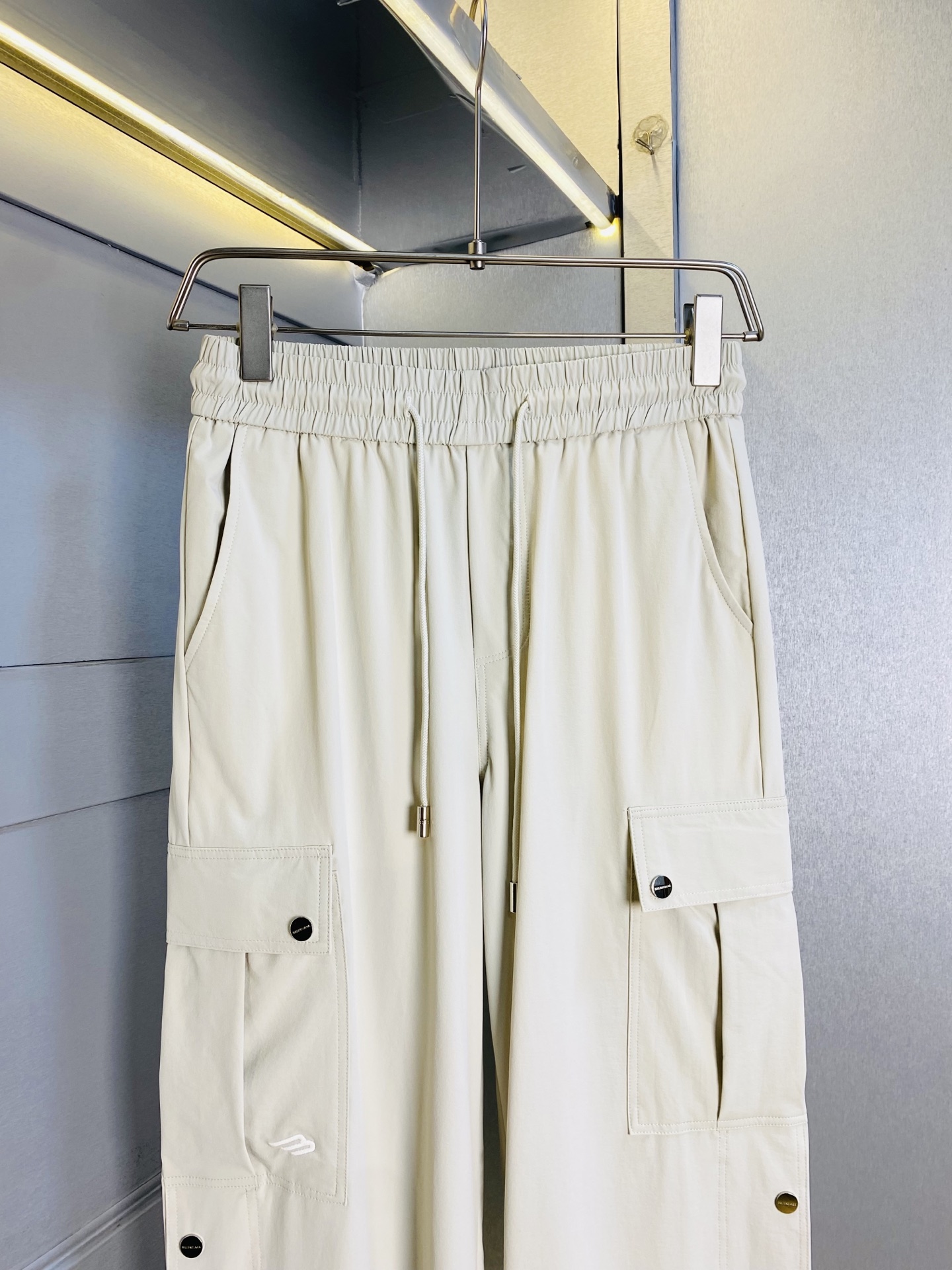 支持年后退换！ P260 官网原单货 可穿220斤🔥巴黎世家Balenciaga 简约时尚 休闲裤卫裤松紧裤长裤直筒裤👖身穿着非常舒适 低调不失奢华 穿出去非常有档次,裤型款式和裁剪亦无需多言 上身精致跃然.真正一等一顶级质料 真正殿堂级的休闲裤松紧裤,选用土耳其的棉花 生产出最有名的单宁布 品质卓然,经过重水洗使得裤子很柔软！直脚的版型 不挑人 上身绝对的有型 达人设计 极度奢华。码数:M-4XL