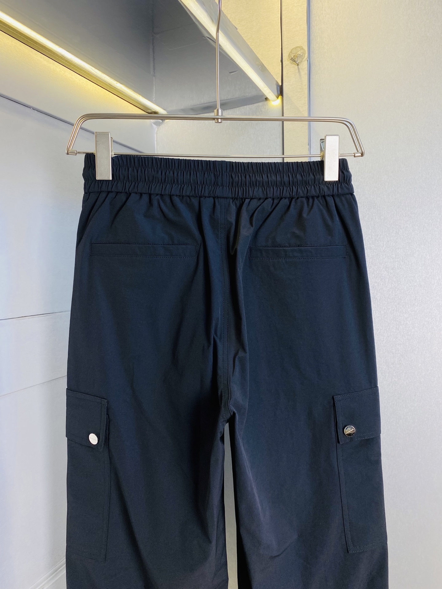 支持年后退换！ P260 官网原单货 可穿220斤🔥巴黎世家Balenciaga 简约时尚 休闲裤卫裤松紧裤长裤直筒裤👖身穿着非常舒适 低调不失奢华 穿出去非常有档次,裤型款式和裁剪亦无需多言 上身精致跃然.真正一等一顶级质料 真正殿堂级的休闲裤松紧裤,选用土耳其的棉花 生产出最有名的单宁布 品质卓然,经过重水洗使得裤子很柔软！直脚的版型 不挑人 上身绝对的有型 达人设计 极度奢华。码数:M-4XL