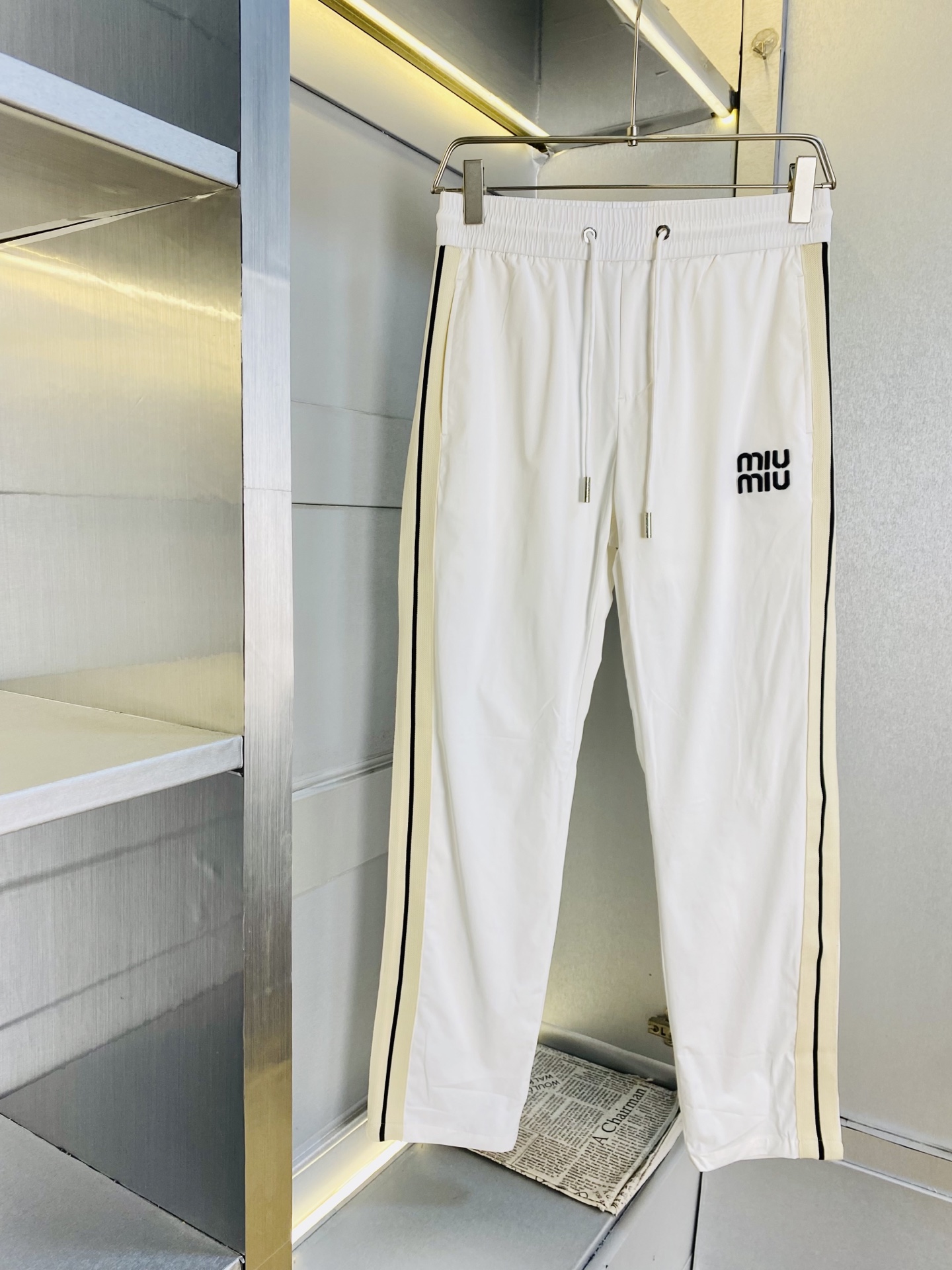 支持年后退换！ P260 官网原单货 可穿220斤🔥缪缪MiuMiu 简约时尚 休闲裤卫裤松紧裤长裤直筒裤👖身穿着非常舒适 低调不失奢华 穿出去非常有档次,裤型款式和裁剪亦无需多言 上身精致跃然.真正一等一顶级质料 真正殿堂级的休闲裤松紧裤,选用土耳其的棉花 生产出最有名的单宁布 品质卓然,经过重水洗使得裤子很柔软！直脚的版型 不挑人 上身绝对的有型 达人设计 极度奢华。码数:M-4XL