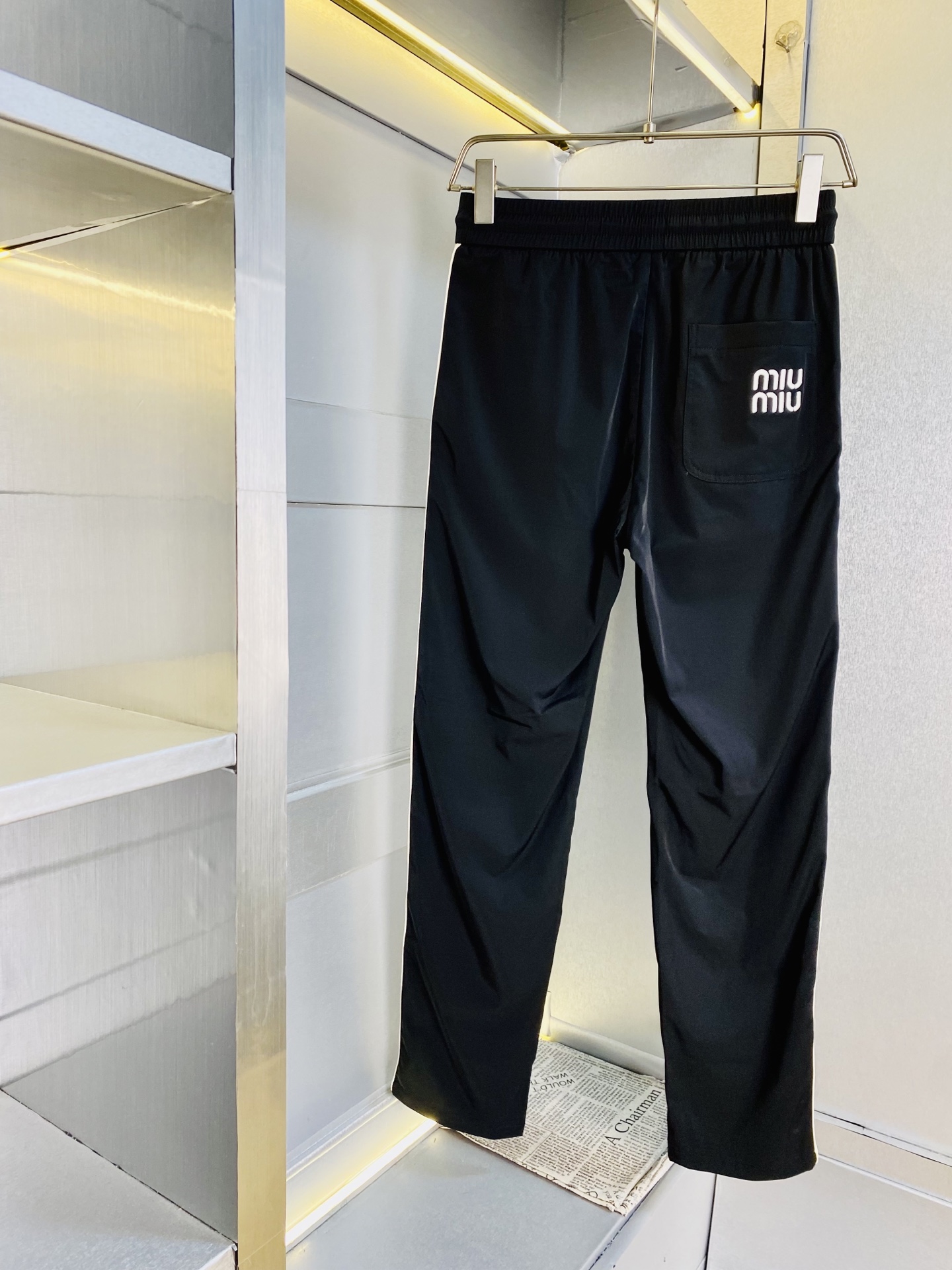 支持年后退换！ P260 官网原单货 可穿220斤🔥缪缪MiuMiu 简约时尚 休闲裤卫裤松紧裤长裤直筒裤👖身穿着非常舒适 低调不失奢华 穿出去非常有档次,裤型款式和裁剪亦无需多言 上身精致跃然.真正一等一顶级质料 真正殿堂级的休闲裤松紧裤,选用土耳其的棉花 生产出最有名的单宁布 品质卓然,经过重水洗使得裤子很柔软！直脚的版型 不挑人 上身绝对的有型 达人设计 极度奢华。码数:M-4XL