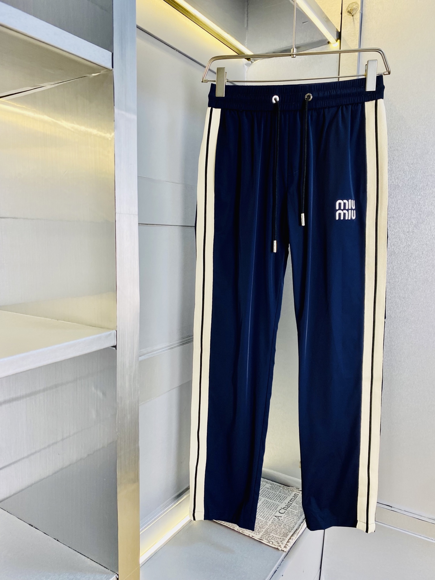 支持年后退换！ P260 官网原单货 可穿220斤🔥缪缪MiuMiu 简约时尚 休闲裤卫裤松紧裤长裤直筒裤👖身穿着非常舒适 低调不失奢华 穿出去非常有档次,裤型款式和裁剪亦无需多言 上身精致跃然.真正一等一顶级质料 真正殿堂级的休闲裤松紧裤,选用土耳其的棉花 生产出最有名的单宁布 品质卓然,经过重水洗使得裤子很柔软！直脚的版型 不挑人 上身绝对的有型 达人设计 极度奢华。码数:M-4XL