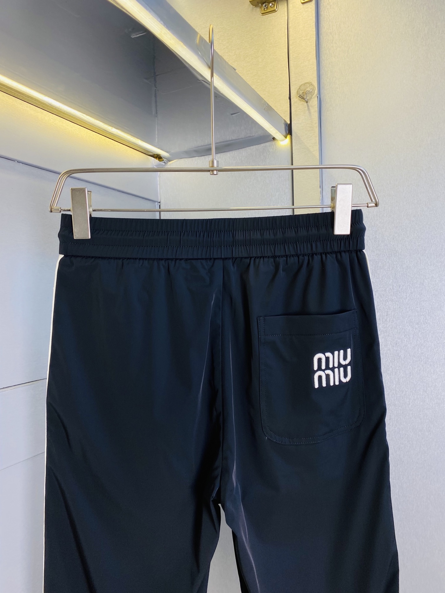 支持年后退换！ P260 官网原单货 可穿220斤🔥缪缪MiuMiu 简约时尚 休闲裤卫裤松紧裤长裤直筒裤👖身穿着非常舒适 低调不失奢华 穿出去非常有档次,裤型款式和裁剪亦无需多言 上身精致跃然.真正一等一顶级质料 真正殿堂级的休闲裤松紧裤,选用土耳其的棉花 生产出最有名的单宁布 品质卓然,经过重水洗使得裤子很柔软！直脚的版型 不挑人 上身绝对的有型 达人设计 极度奢华。码数:M-4XL