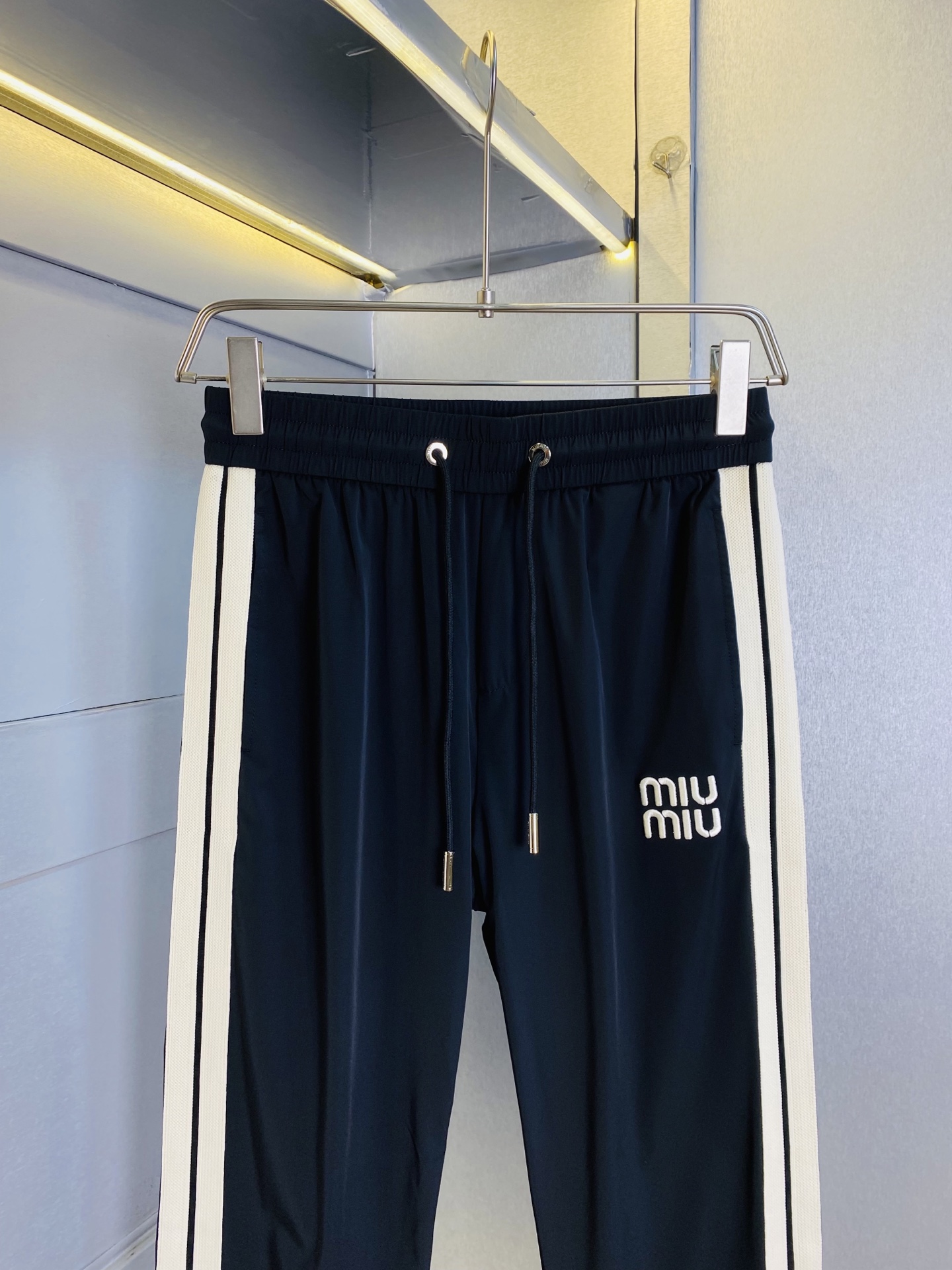 支持年后退换！ P260 官网原单货 可穿220斤🔥缪缪MiuMiu 简约时尚 休闲裤卫裤松紧裤长裤直筒裤👖身穿着非常舒适 低调不失奢华 穿出去非常有档次,裤型款式和裁剪亦无需多言 上身精致跃然.真正一等一顶级质料 真正殿堂级的休闲裤松紧裤,选用土耳其的棉花 生产出最有名的单宁布 品质卓然,经过重水洗使得裤子很柔软！直脚的版型 不挑人 上身绝对的有型 达人设计 极度奢华。码数:M-4XL