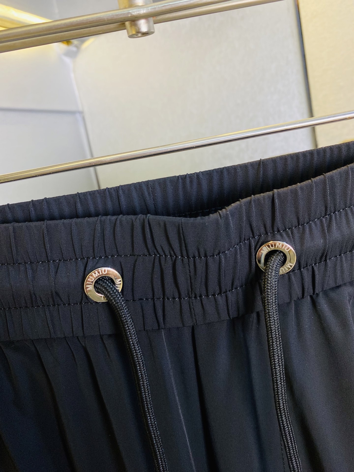 支持年后退换！ P260 官网原单货 可穿220斤🔥缪缪MiuMiu 简约时尚 休闲裤卫裤松紧裤长裤直筒裤👖身穿着非常舒适 低调不失奢华 穿出去非常有档次,裤型款式和裁剪亦无需多言 上身精致跃然.真正一等一顶级质料 真正殿堂级的休闲裤松紧裤,选用土耳其的棉花 生产出最有名的单宁布 品质卓然,经过重水洗使得裤子很柔软！直脚的版型 不挑人 上身绝对的有型 达人设计 极度奢华。码数:M-4XL