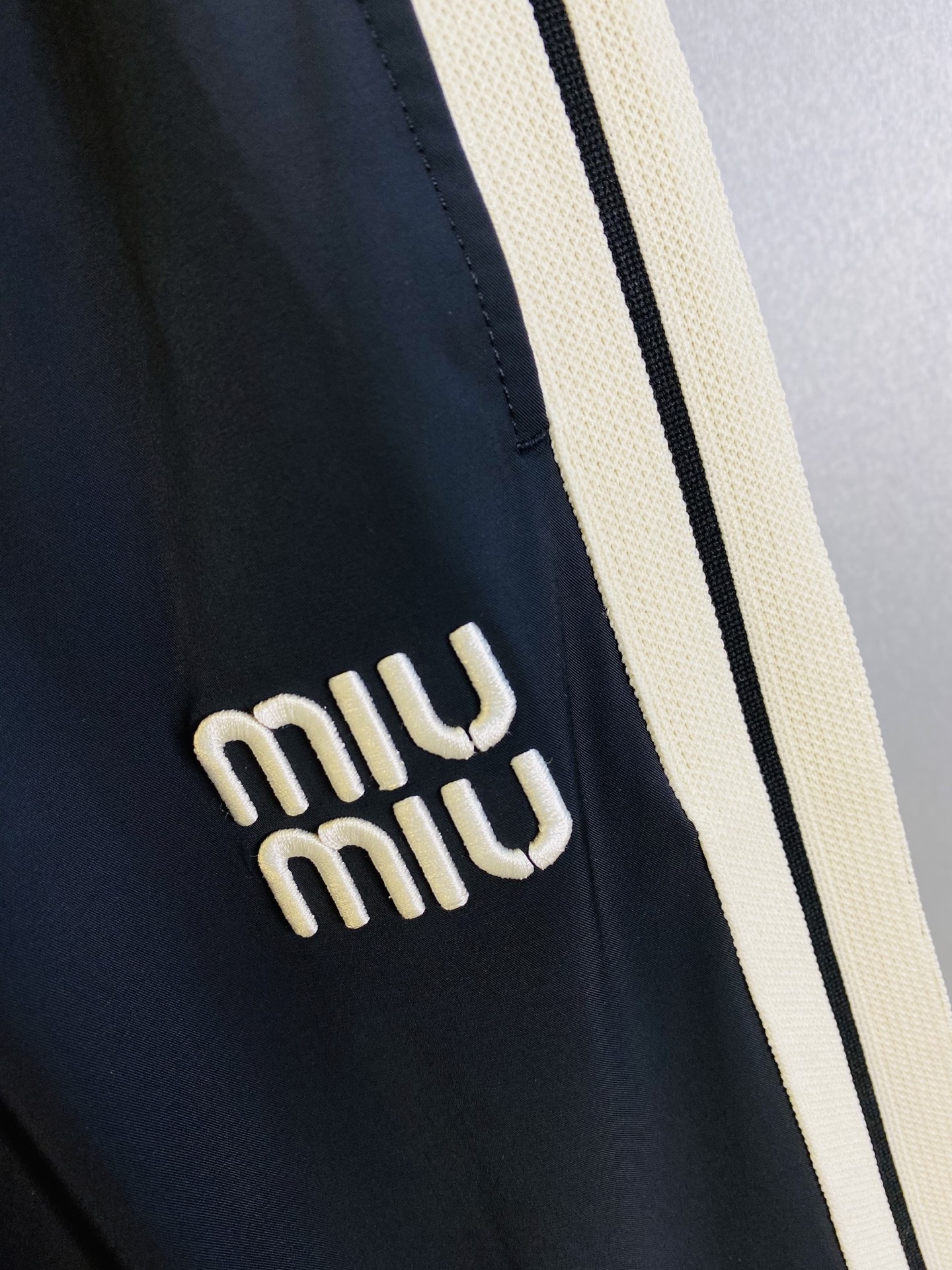 支持年后退换！ P260 官网原单货 可穿220斤🔥缪缪MiuMiu 简约时尚 休闲裤卫裤松紧裤长裤直筒裤👖身穿着非常舒适 低调不失奢华 穿出去非常有档次,裤型款式和裁剪亦无需多言 上身精致跃然.真正一等一顶级质料 真正殿堂级的休闲裤松紧裤,选用土耳其的棉花 生产出最有名的单宁布 品质卓然,经过重水洗使得裤子很柔软！直脚的版型 不挑人 上身绝对的有型 达人设计 极度奢华。码数:M-4XL