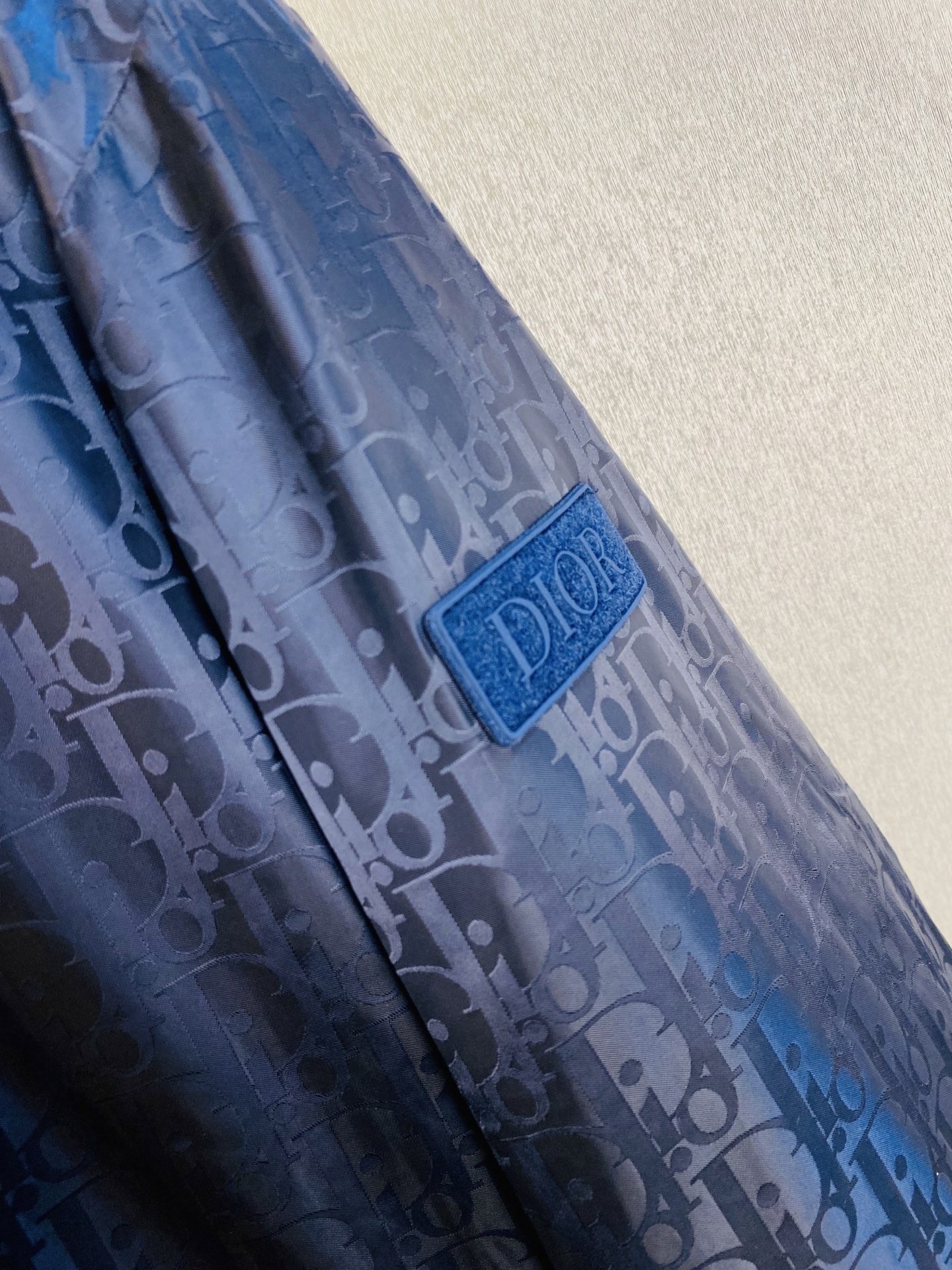 支持年后退换！双面穿！P470 官网原单货 可穿200斤🔥迪奥Dior 2026春款！新款外套夹克防风衣
⚠高版本⚠高品质 ⚠原版面料⚠网红明星同款
开模定制五金辅料  感非常舒服  超级百搭好看的一款外套
非市场普通版本 随意对比 品质绝对保证
颜色：图色
尺码：M-3XL（175/130斤穿M）