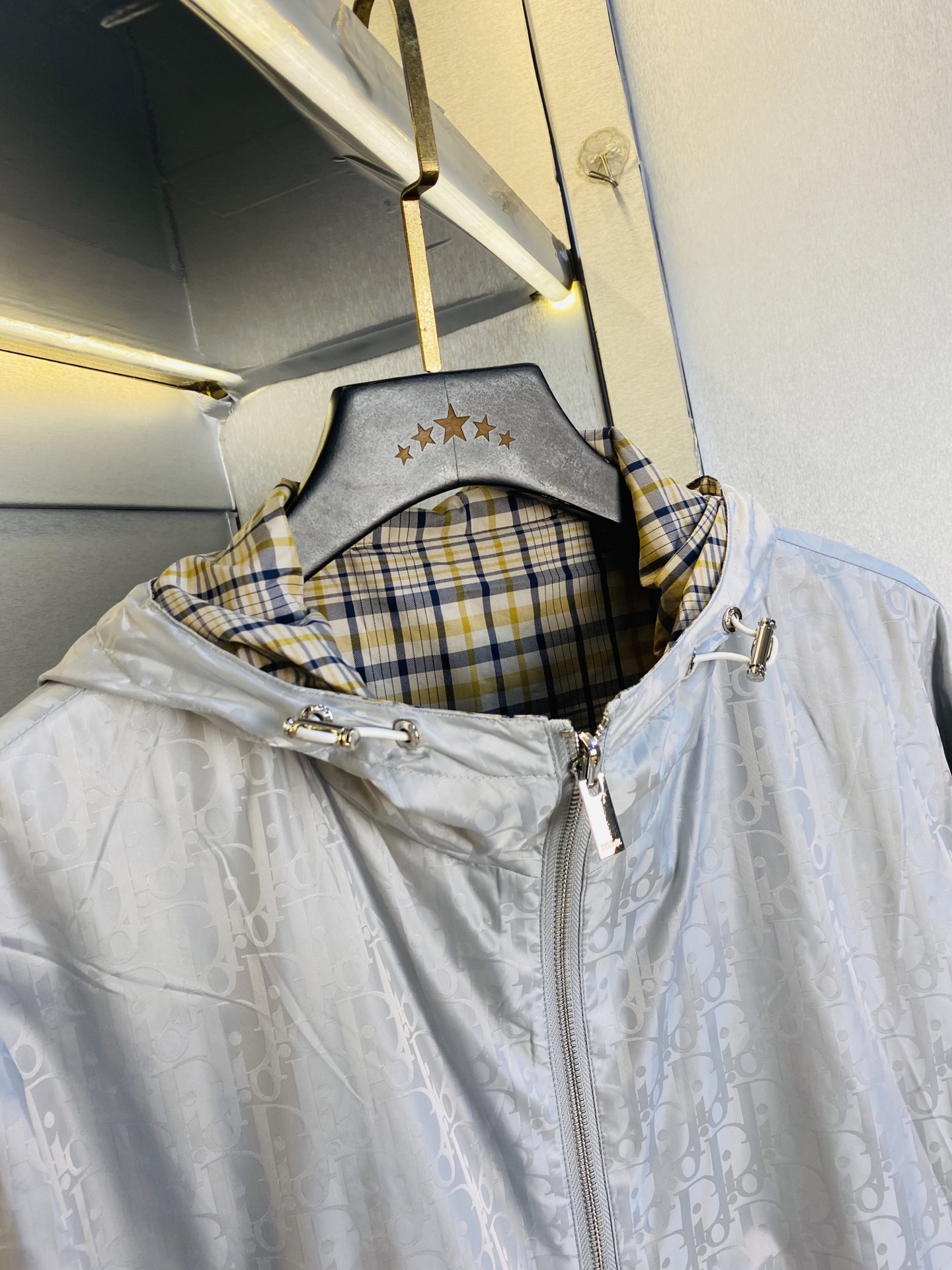 支持年后退换！双面穿！P470 官网原单货 可穿200斤🔥迪奥Dior 2026春款！新款外套夹克防风衣
⚠高版本⚠高品质 ⚠原版面料⚠网红明星同款
开模定制五金辅料  感非常舒服  超级百搭好看的一款外套
非市场普通版本 随意对比 品质绝对保证
颜色：图色
尺码：M-3XL（175/130斤穿M）