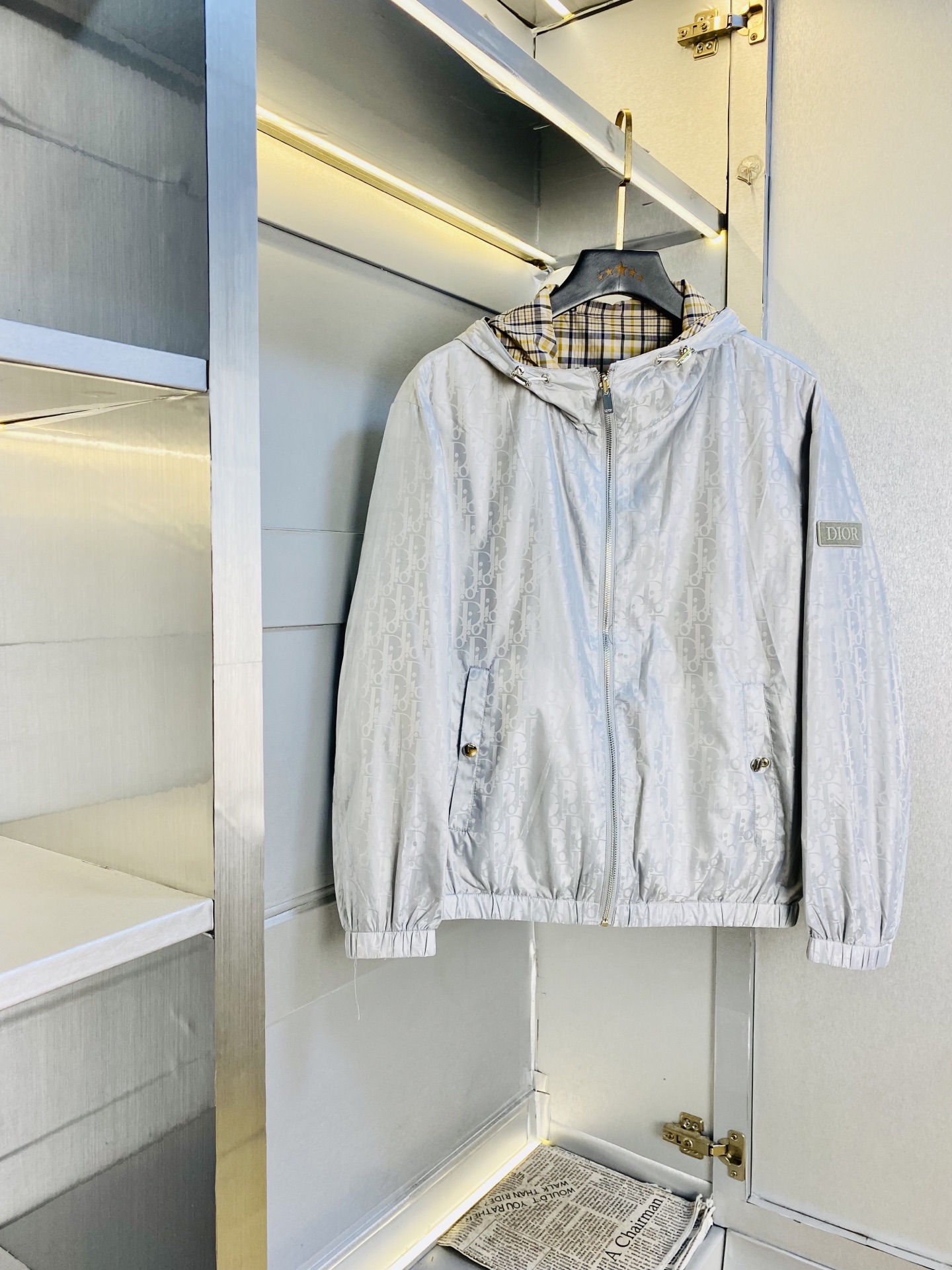 支持年后退换！双面穿！P470 官网原单货 可穿200斤🔥迪奥Dior 2026春款！新款外套夹克防风衣
⚠高版本⚠高品质 ⚠原版面料⚠网红明星同款
开模定制五金辅料  感非常舒服  超级百搭好看的一款外套
非市场普通版本 随意对比 品质绝对保证
颜色：图色
尺码：M-3XL（175/130斤穿M）