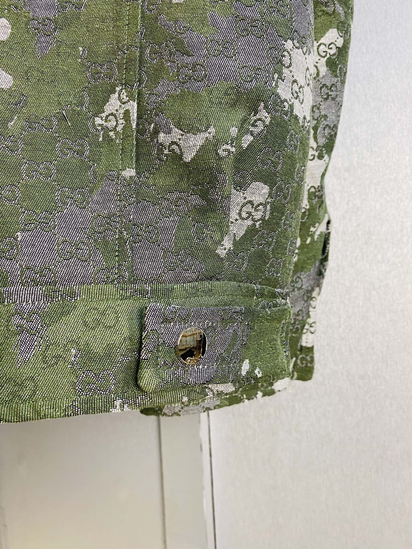 支持年后退换！P470 官网原单货 可穿200斤🔥古奇Gucci 2026春款！新款外套夹克防风衣
⚠高版本⚠高品质 ⚠原版面料⚠网红明星同款
开模定制五金辅料  感非常舒服  超级百搭好看的一款外套
非市场普通版本 随意对比 品质绝对保证
颜色：图色
尺码：M-3XL（175/130斤穿M）