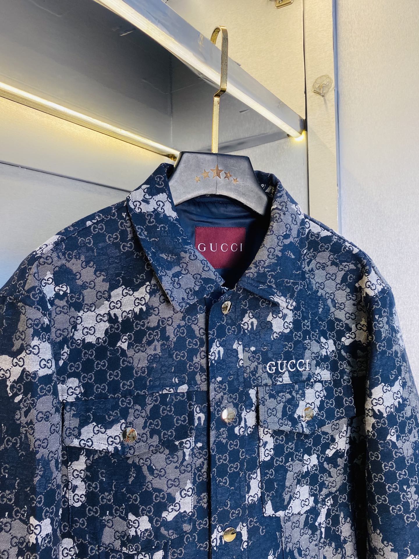 支持年后退换！P470 官网原单货 可穿200斤🔥古奇Gucci 2026春款！新款外套夹克防风衣
⚠高版本⚠高品质 ⚠原版面料⚠网红明星同款
开模定制五金辅料  感非常舒服  超级百搭好看的一款外套
非市场普通版本 随意对比 品质绝对保证
颜色：图色
尺码：M-3XL（175/130斤穿M）