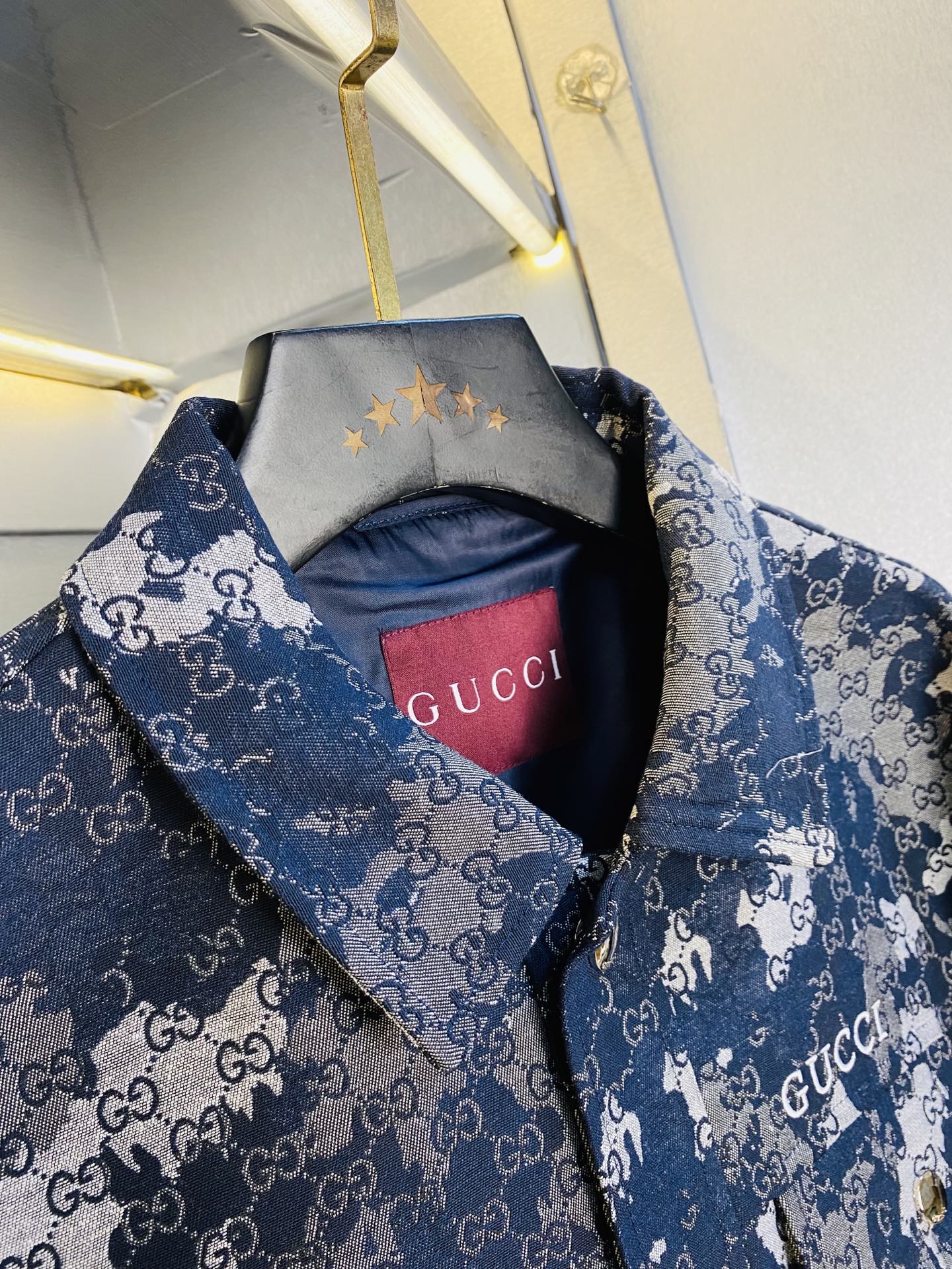 支持年后退换！P470 官网原单货 可穿200斤🔥古奇Gucci 2026春款！新款外套夹克防风衣
⚠高版本⚠高品质 ⚠原版面料⚠网红明星同款
开模定制五金辅料  感非常舒服  超级百搭好看的一款外套
非市场普通版本 随意对比 品质绝对保证
颜色：图色
尺码：M-3XL（175/130斤穿M）