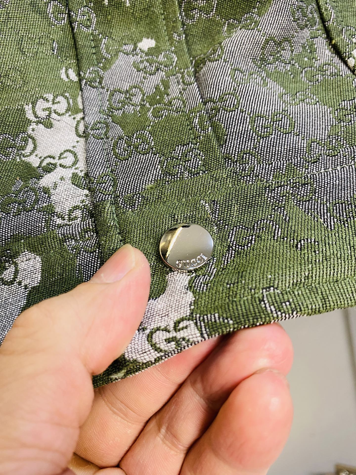 支持年后退换！P470 官网原单货 可穿200斤🔥古奇Gucci 2026春款！新款外套夹克防风衣
⚠高版本⚠高品质 ⚠原版面料⚠网红明星同款
开模定制五金辅料  感非常舒服  超级百搭好看的一款外套
非市场普通版本 随意对比 品质绝对保证
颜色：图色
尺码：M-3XL（175/130斤穿M）