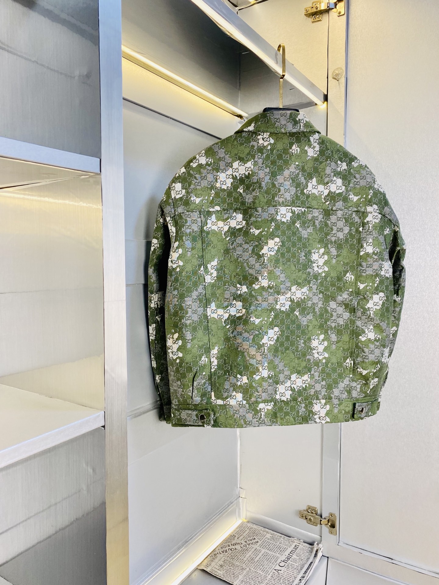 支持年后退换！P470 官网原单货 可穿200斤🔥古奇Gucci 2026春款！新款外套夹克防风衣
⚠高版本⚠高品质 ⚠原版面料⚠网红明星同款
开模定制五金辅料  感非常舒服  超级百搭好看的一款外套
非市场普通版本 随意对比 品质绝对保证
颜色：图色
尺码：M-3XL（175/130斤穿M）