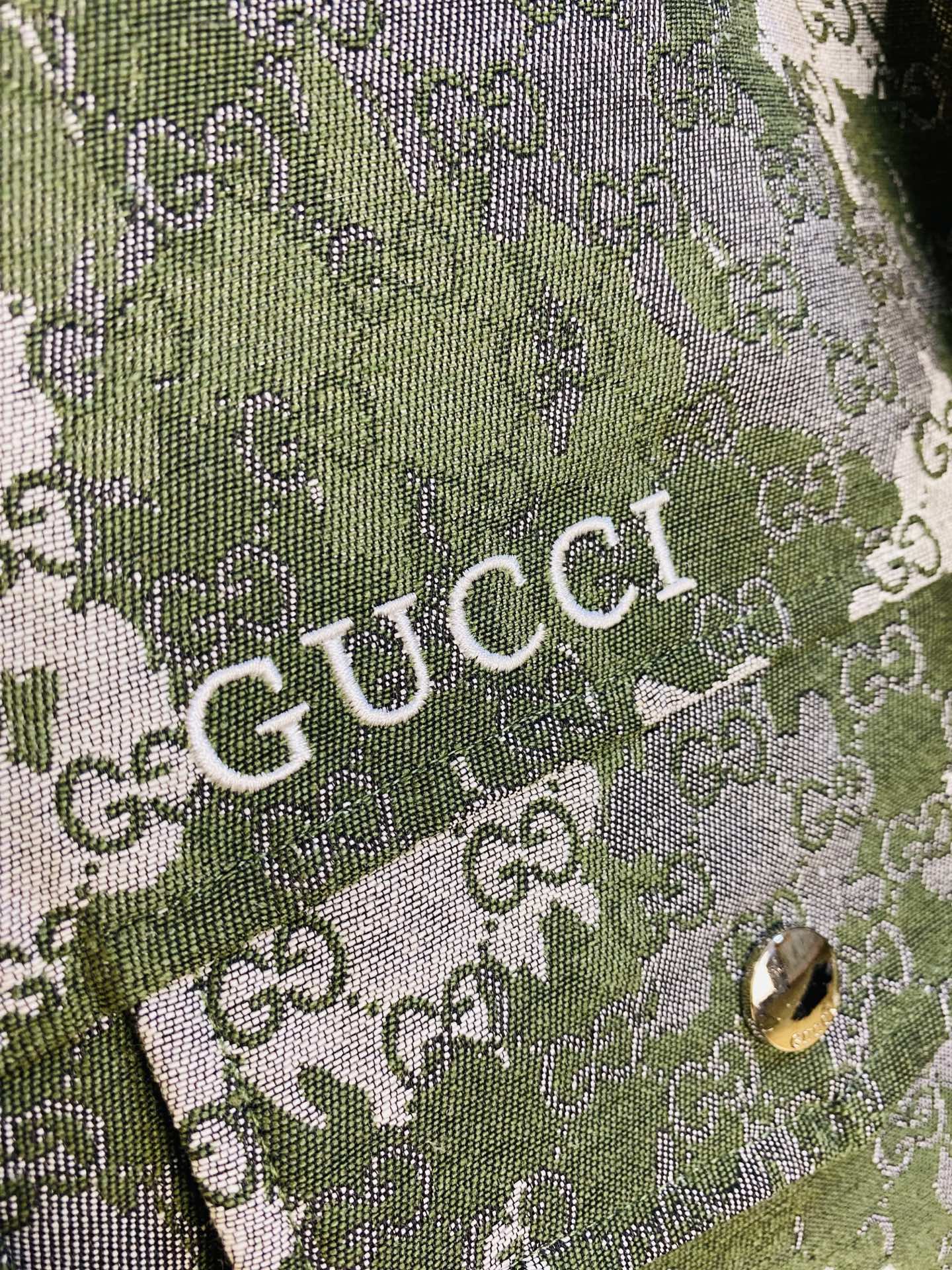 支持年后退换！P470 官网原单货 可穿200斤🔥古奇Gucci 2026春款！新款外套夹克防风衣
⚠高版本⚠高品质 ⚠原版面料⚠网红明星同款
开模定制五金辅料  感非常舒服  超级百搭好看的一款外套
非市场普通版本 随意对比 品质绝对保证
颜色：图色
尺码：M-3XL（175/130斤穿M）