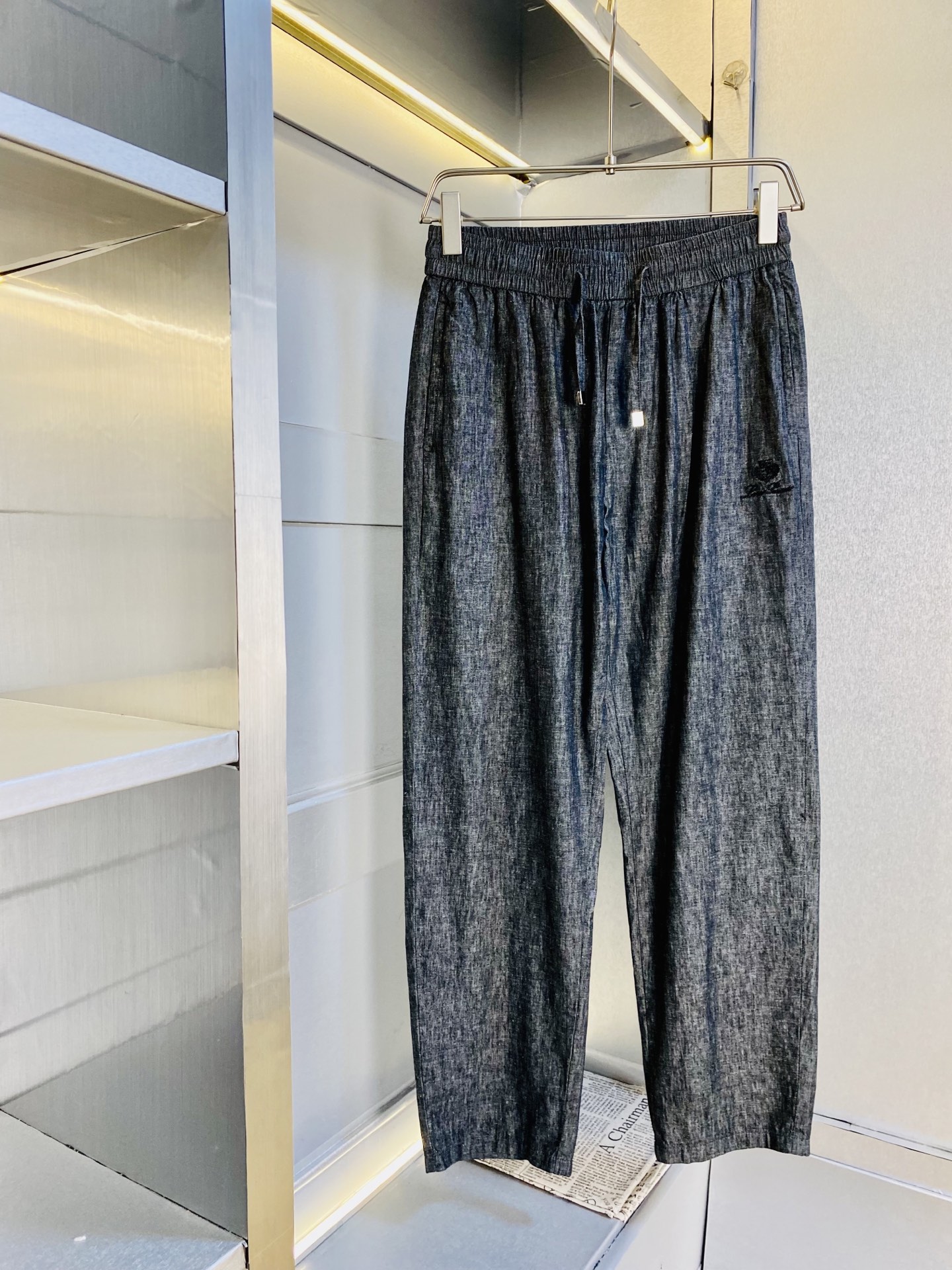 NO:756528,The original item from the official website can be worn up to 220 pounds. Nuoyoupanya Lp is simple and fashionable. Cotton and linen casual pants, sweatpants, elastic pants, trousers and straight pants are very comfortable to wear. Low-key yet luxurious. It is very classy to wear. There is no need to say much about the style and cut of the pants. The upper body is exquisite and vivid. Really first-class and top-quality materials. Really palace-level casual pants and elastic pants, using Turkish cotton to produce the most famous denim fabric.  The quality is outstanding, the pants are very soft after heavy washing!  The straight-leg version is not picky and the upper body is absolutely stylish. The expert design is extremely luxurious. Size: M-4XL, loro piana,19860909官网原单货 可穿220斤 诺悠翩雅Lp 简约时尚 棉麻休闲裤卫裤松紧裤长裤直筒裤身穿着非常舒适 低调不失奢华 穿出去非常有档次,裤型款式和裁剪亦无需多言 上身精致跃然.真正一等一顶级质料 真正殿堂级的休闲裤松紧裤,选用土耳其的棉花 生产出最有名的单宁布 品质卓然,经过重水洗使得裤子很柔软！直脚的版型 不挑人 上身绝对的有型 达人设计 极度奢华.码数:M-4XL,,loro piana,,Men's clothing