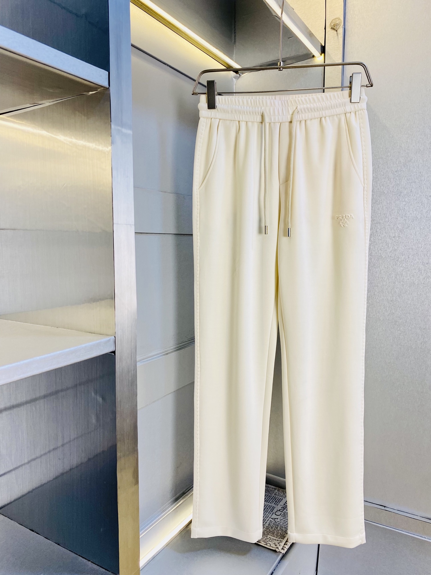 NO:756531,The original item from the official website can wear 220 pounds. Prada is simple and fashionable. Casual pants, sweatpants, elastic pants, trousers, straight-leg pants are very comfortable to wear, low-key yet luxurious. They are very classy to wear, and the style and cut of the pants need no introduction. The upper body is exquisite and vivid. Really first-class and top-quality materials. Really top-grade casual pants and elastic pants, using Turkish cotton to produce the most famous denim fabric. The quality is outstanding, and the pants are very soft after heavy washing!  The straight-leg version is not picky, the upper body is absolutely stylish, the expert design is extremely luxurious. Size: M-4XL,, prada, prada,19860909官网原单货 可穿220斤 普拉达Prada 简约时尚 休闲裤卫裤松紧裤长裤直筒裤身穿着非常舒适 低调不失奢华 穿出去非常有档次,裤型款式和裁剪亦无需多言 上身精致跃然.真正一等一顶级质料 真正殿堂级的休闲裤松紧裤,选用土耳其的棉花 生产出最有名的单宁布 品质卓然,经过重水洗使得裤子很柔软！直脚的版型 不挑人 上身绝对的有型 达人设计 极度奢华.码数:M-4XL,,prada,prada,,Men's clothing