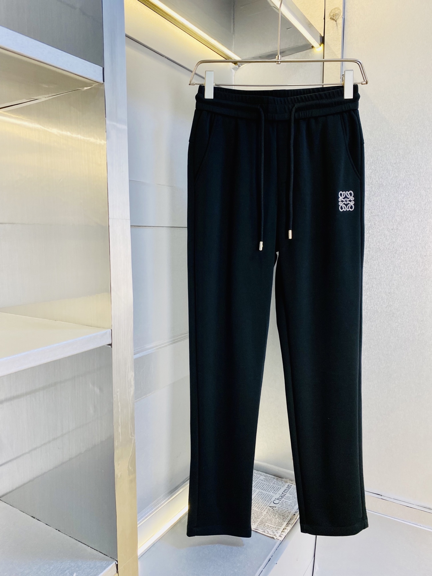 NO:756505,The original item from the official website can wear 220 pounds. Loewe is simple and fashionable. Casual pants, sweatpants, elastic pants, trousers, straight-leg pants are very comfortable to wear, low-key yet luxurious. It is very classy to wear, and the style and cut of the pants need no introduction. The upper body is exquisite and vivid. Really first-class and top-quality materials. Really top-grade casual pants and elastic pants, using Turkish cotton to produce the most famous denim fabric. The quality is outstanding, and the pants are very soft after heavy washing!  The straight-leg version is not picky and the upper body is absolutely stylish. The expert design is extremely luxurious. Size: M-4XL,,loewe,loewe,19860909官网原单货 可穿220斤 罗意威Loewe 简约时尚 休闲裤卫裤松紧裤长裤直筒裤身穿着非常舒适 低调不失奢华 穿出去非常有档次,裤型款式和裁剪亦无需多言 上身精致跃然.真正一等一顶级质料 真正殿堂级的休闲裤松紧裤,选用土耳其的棉花 生产出最有名的单宁布 品质卓然,经过重水洗使得裤子很柔软！直脚的版型 不挑人 上身绝对的有型 达人设计 极度奢华.码数:M-4XL,,loewe,loewe,,Men's clothing