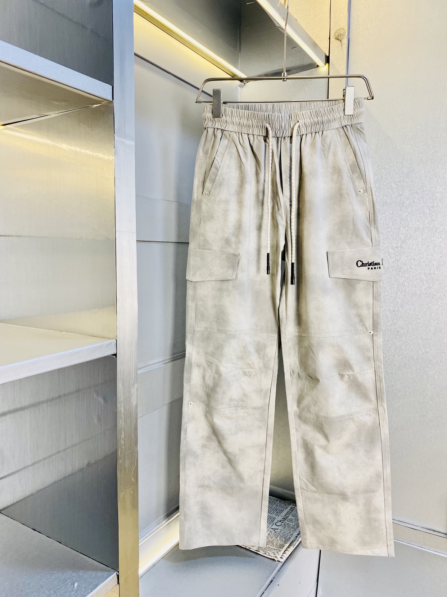 NO:756511,The original item from the official website can wear 220 pounds. Dior is simple and fashionable. Casual pants, sweatpants, elastic pants, trousers, straight-leg pants are very comfortable to wear, low-key yet luxurious. It is very classy to wear, and the style and cut of the pants need no introduction. The upper body is exquisite and vivid. Really first-class and top-quality materials. Really top-grade casual pants and elastic pants, using Turkish cotton to produce the most famous denim fabric. The quality is outstanding, and the pants are very soft after heavy washing!  The straight-leg version is not picky, the upper body is absolutely stylish, the expert design is extremely luxurious. Size: M-4XL,, dior, dior,19860909官网原单货 可穿220斤 迪奥Dior 简约时尚 休闲裤卫裤松紧裤长裤直筒裤身穿着非常舒适 低调不失奢华 穿出去非常有档次,裤型款式和裁剪亦无需多言 上身精致跃然.真正一等一顶级质料 真正殿堂级的休闲裤松紧裤,选用土耳其的棉花 生产出最有名的单宁布 品质卓然,经过重水洗使得裤子很柔软！直脚的版型 不挑人 上身绝对的有型 达人设计 极度奢华.码数:M-4XL,,dior,dior,,Men's clothing