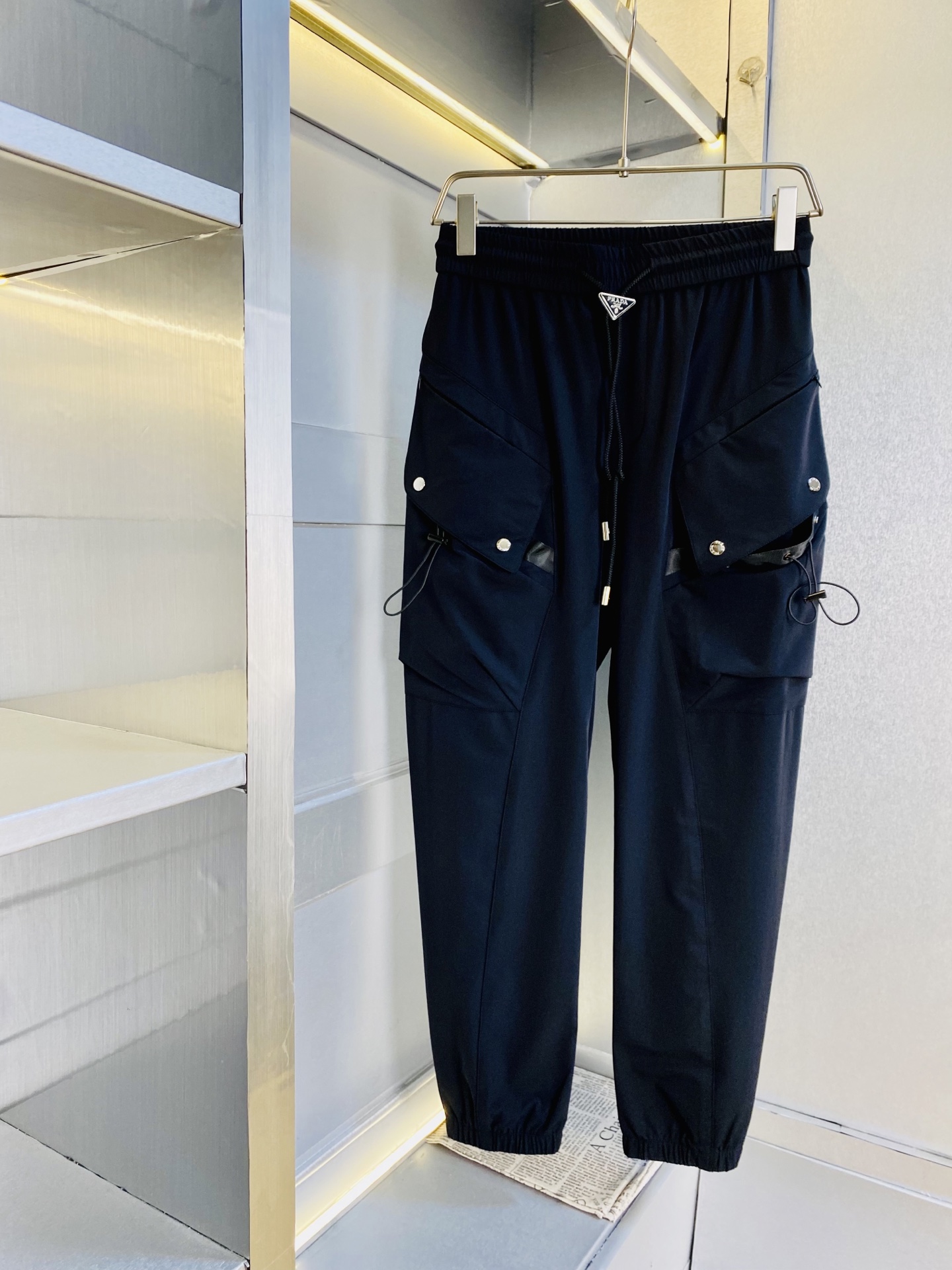 NO:756514,The original item from the official website can wear 220 pounds. Prada is simple and fashionable. Casual pants, sweatpants, elastic pants, trousers, straight-leg pants are very comfortable to wear, low-key yet luxurious. They are very classy to wear, and the style and cut of the pants need no introduction. The upper body is exquisite and vivid. Really first-class and top-quality materials. Really top-grade casual pants and elastic pants, using Turkish cotton to produce the most famous denim fabric. The quality is outstanding, and the pants are very soft after heavy washing!  The straight-leg version is not picky, the upper body is absolutely stylish, the expert design is extremely luxurious. Size: M-4XL,, prada, prada,19860909官网原单货 可穿220斤 普拉达Prada 简约时尚 休闲裤卫裤松紧裤长裤直筒裤身穿着非常舒适 低调不失奢华 穿出去非常有档次,裤型款式和裁剪亦无需多言 上身精致跃然.真正一等一顶级质料 真正殿堂级的休闲裤松紧裤,选用土耳其的棉花 生产出最有名的单宁布 品质卓然,经过重水洗使得裤子很柔软！直脚的版型 不挑人 上身绝对的有型 达人设计 极度奢华.码数:M-4XL,,prada,prada,,Men's clothing