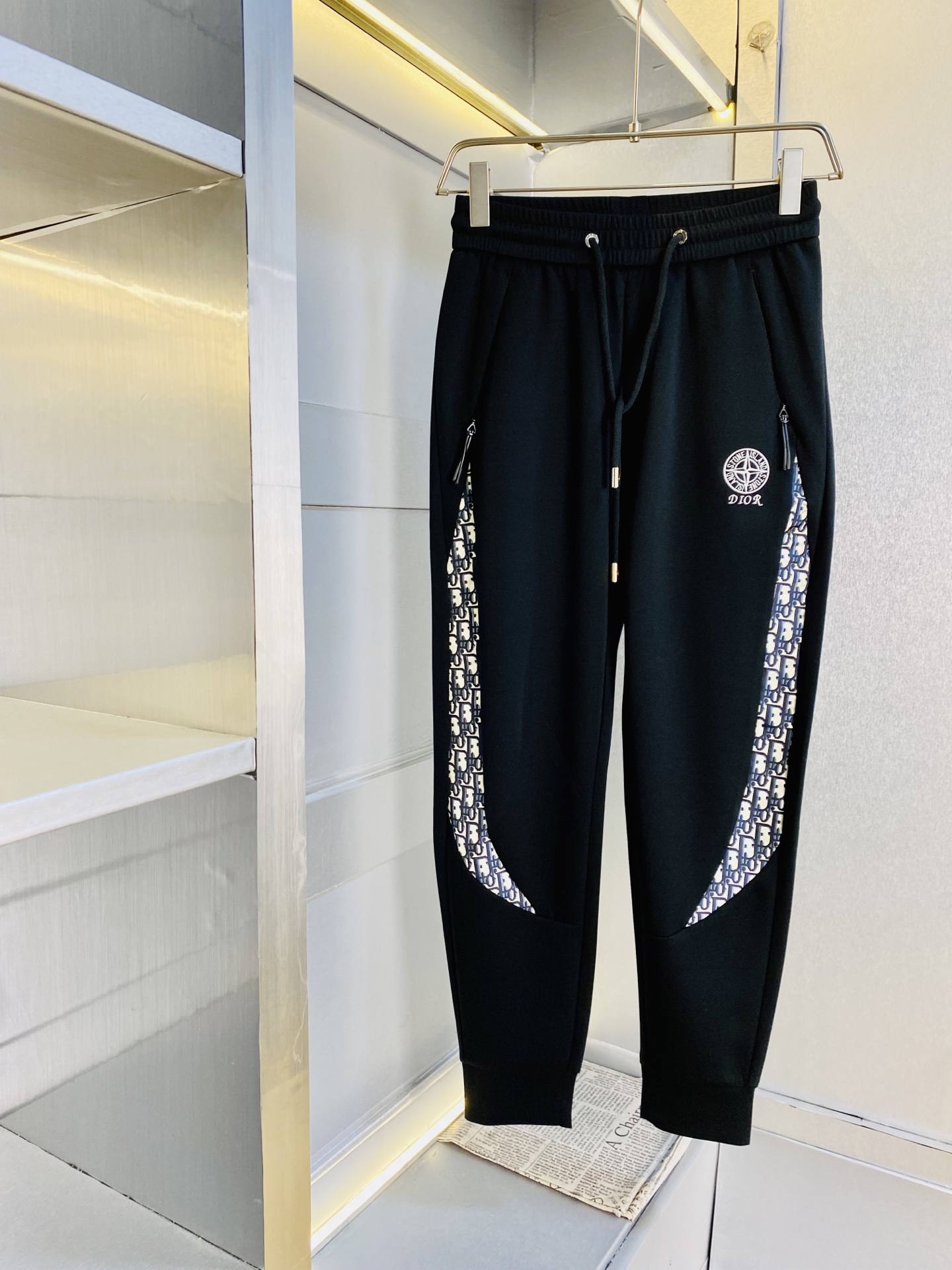 NO:756523,The original item from the official website can wear 220 pounds. Dior is simple and fashionable. Casual pants, sweatpants, elastic pants, trousers, straight-leg pants are very comfortable to wear, low-key yet luxurious. It is very classy to wear, and the style and cut of the pants need no introduction. The upper body is exquisite and vivid. Really first-class and top-quality materials. Really top-grade casual pants and elastic pants, using Turkish cotton to produce the most famous denim fabric. The quality is outstanding, and the pants are very soft after heavy washing!  The straight-leg version is not picky, the upper body is absolutely stylish, the expert design is extremely luxurious. Size: M-4XL,, dior, dior,19860909官网原单货 可穿220斤 迪奥Dior 简约时尚 休闲裤卫裤松紧裤长裤直筒裤身穿着非常舒适 低调不失奢华 穿出去非常有档次,裤型款式和裁剪亦无需多言 上身精致跃然.真正一等一顶级质料 真正殿堂级的休闲裤松紧裤,选用土耳其的棉花 生产出最有名的单宁布 品质卓然,经过重水洗使得裤子很柔软！直脚的版型 不挑人 上身绝对的有型 达人设计 极度奢华.码数:M-4XL,,dior,dior,,Men's clothing