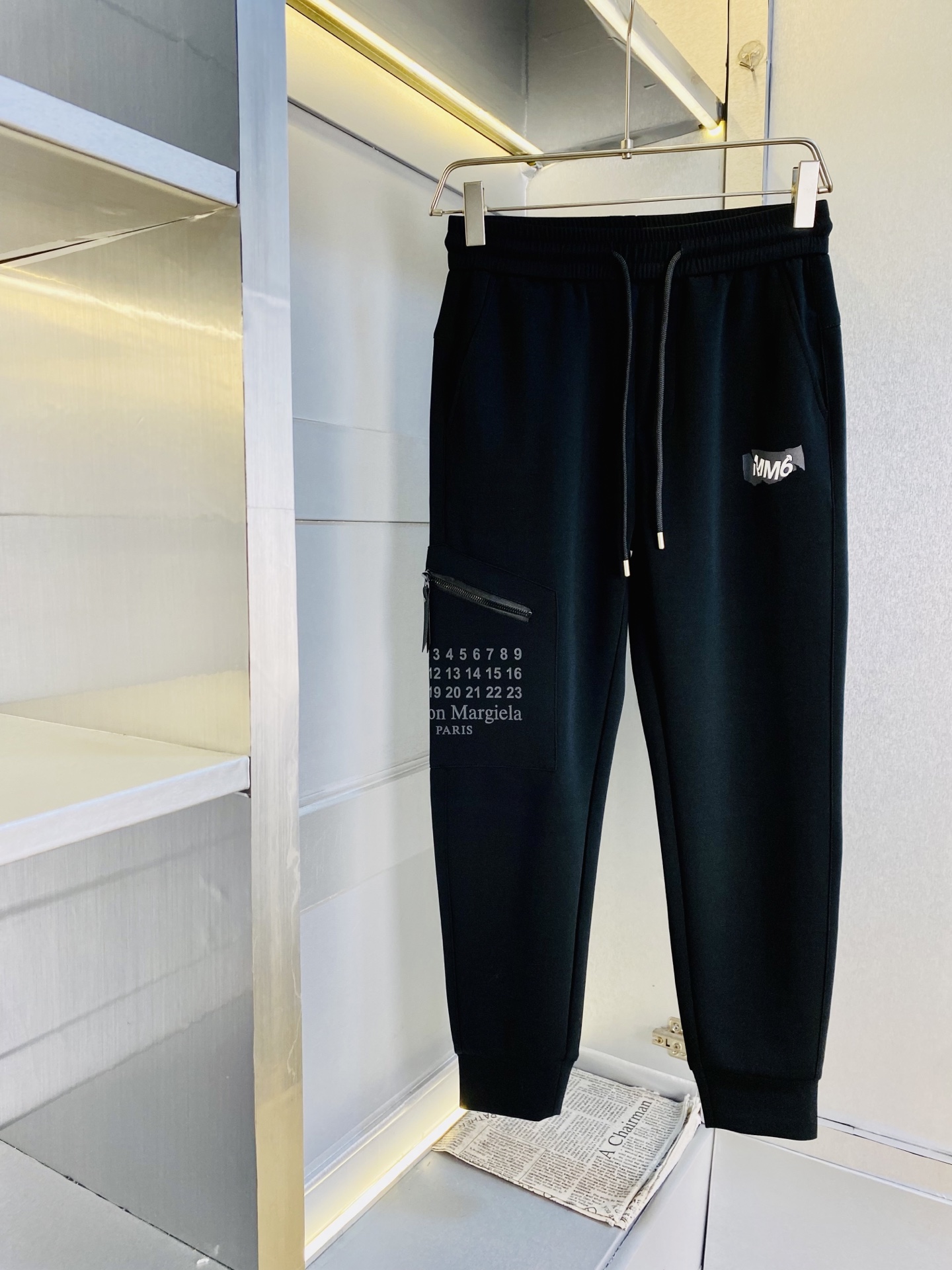 NO:756517,The original item from the official website can wear 220 pounds. Majira MM6 is simple and fashionable. Casual pants, sweatpants, elastic pants, trousers, straight-leg pants are very comfortable to wear, low-key yet luxurious. It is very classy to wear, and the style and tailoring of the pants need no introduction. The upper body is exquisite and vivid. Really first-class top quality materials. Really top-grade casual pants and elastic pants, using Turkish cotton to produce the most famous denim fabric. The quality is outstanding, and the pants are very soft after heavy washing!  The straight-leg version is not picky and the upper body is absolutely stylish. The expert design is extremely luxurious. Size: M-4XL, masion margiela, masion margiela,19860909官网原单货 可穿220斤 马吉拉MM6 简约时尚 休闲裤卫裤松紧裤长裤直筒裤身穿着非常舒适 低调不失奢华 穿出去非常有档次,裤型款式和裁剪亦无需多言 上身精致跃然.真正一等一顶级质料 真正殿堂级的休闲裤松紧裤,选用土耳其的棉花 生产出最有名的单宁布 品质卓然,经过重水洗使得裤子很柔软！直脚的版型 不挑人 上身绝对的有型 达人设计 极度奢华.码数:M-4XL,,masion margiela,masion margiela,,Men's clothing