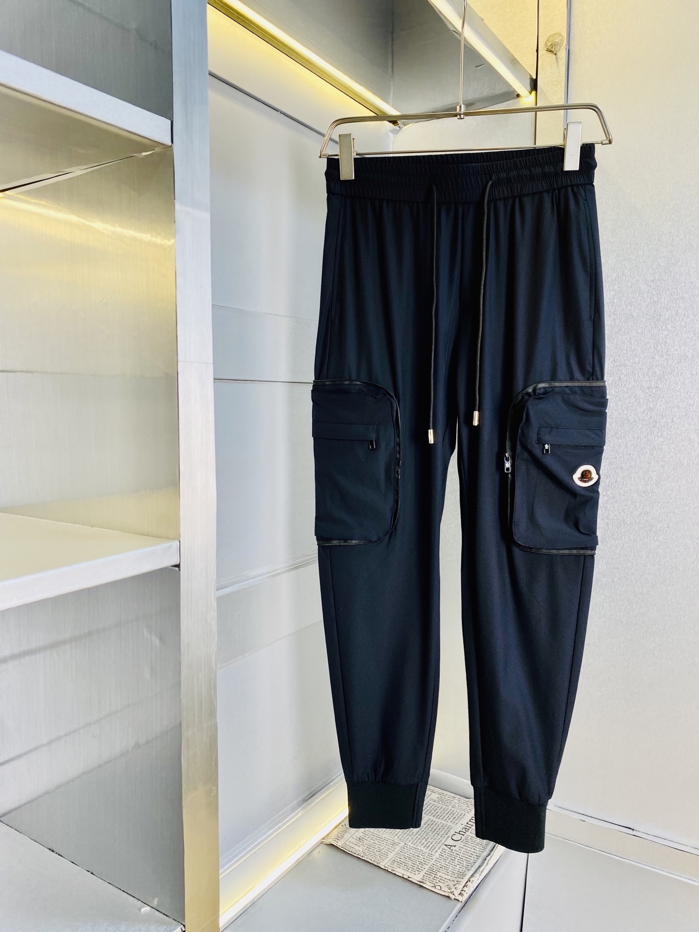 NO:756520,The original item from the official website can be worn up to 220 pounds. Moncler is simple and fashionable. Casual pants, sweatpants, elastic pants, trousers, straight-leg pants are very comfortable to wear, low-key yet luxurious. It is very classy to wear, and the style and tailoring of the pants need no introduction. The upper body is exquisite and vivid. Really first-class and top-quality materials. Really top-grade casual pants and elastic pants, using Turkish cotton to produce the most famous denim fabric. The quality is outstanding, and the pants are very soft after heavy washing!  The straight-leg version is not picky and the upper body is absolutely stylish. The expert design is extremely luxurious. Size: M-4XL, Moncler,19860909官网原单货 可穿220斤 蒙口Moncler 简约时尚 休闲裤卫裤松紧裤长裤直筒裤身穿着非常舒适 低调不失奢华 穿出去非常有档次,裤型款式和裁剪亦无需多言 上身精致跃然.真正一等一顶级质料 真正殿堂级的休闲裤松紧裤,选用土耳其的棉花 生产出最有名的单宁布 品质卓然,经过重水洗使得裤子很柔软！直脚的版型 不挑人 上身绝对的有型 达人设计 极度奢华.码数:M-4XL,,Moncler,,Men's clothing