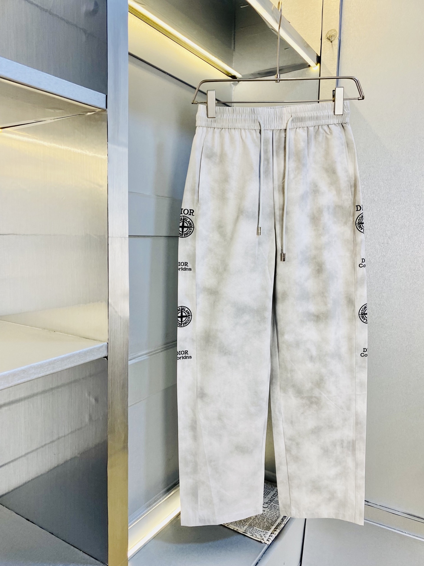 NO:743580,The original item from the official website can wear 220 pounds of Dior. Simple and fashionable, quick-drying pants, casual pants, sweatpants, elastic pants, trousers, straight-leg pants, very comfortable to wear, low-key yet luxurious, very classy to wear, no need to say much about the pants style and cut. The upper body is exquisite and vivid. Real first-class top quality materials. Really top-grade casual pants and elastic pants, using Turkish cotton to produce the most famous denim fabric. The quality is outstanding, and the pants are very soft after heavy washing!  The straight-leg version is not picky, the upper body is absolutely stylish, the expert design is extremely luxurious. Size: M-4XL,, dior, dior,19860909官网原单货 可穿220斤迪奥Dior 简约时尚 速干裤休闲裤卫裤松紧裤长裤直筒裤身穿着非常舒适 低调不失奢华 穿出去非常有档次,裤型款式和裁剪亦无需多言 上身精致跃然.真正一等一顶级质料 真正殿堂级的休闲裤松紧裤,选用土耳其的棉花 生产出最有名的单宁布 品质卓然,经过重水洗使得裤子很柔软！直脚的版型 不挑人 上身绝对的有型 达人设计 极度奢华.码数:M-4XL,,dior,dior,,Men's clothing