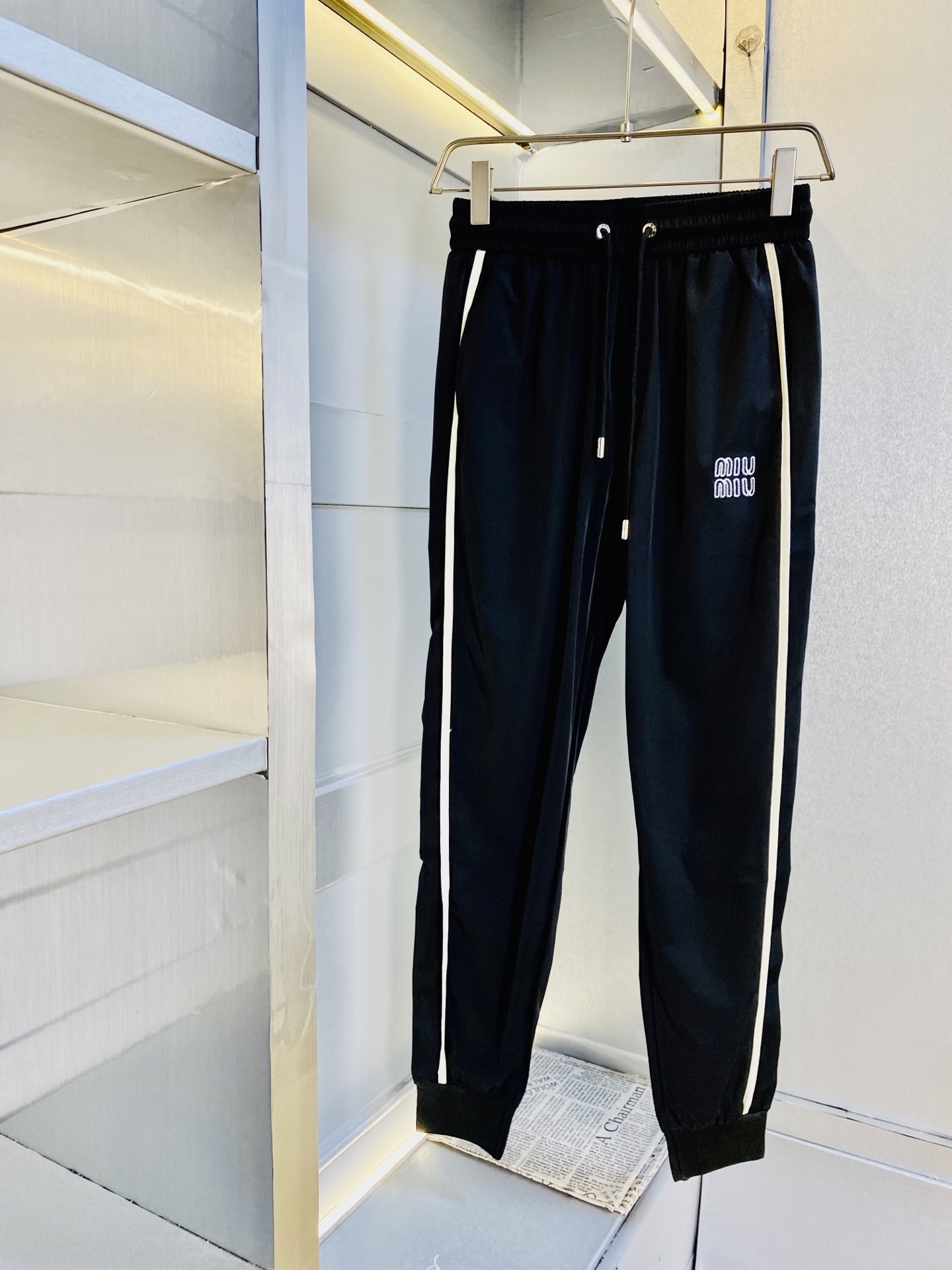 NO:743584,Original item from the official website. Can wear 220 pounds MiuMiu. Simple and fashionable. Quick-drying pants, casual pants, sweat pants, elastic pants, trousers, straight pants, very comfortable to wear, low-key yet luxurious. It is very classy to wear, and the style and tailoring of the pants need not be said. The upper body is exquisite and vivid. Really first-class and top-quality materials. Really palace-level casual pants and elastic pants, using Turkish cotton to produce the most famous denim fabric.  The quality is outstanding, the pants are very soft after heavy washing!  The straight-leg version is not picky, the upper body is absolutely stylish, the expert design is extremely luxurious. Size: M-4XL,,miumiu,19860909官网原单货 可穿220斤缪缪MiuMiu 简约时尚 速干裤休闲裤卫裤松紧裤长裤直筒裤身穿着非常舒适 低调不失奢华 穿出去非常有档次,裤型款式和裁剪亦无需多言 上身精致跃然.真正一等一顶级质料 真正殿堂级的休闲裤松紧裤,选用土耳其的棉花 生产出最有名的单宁布 品质卓然,经过重水洗使得裤子很柔软！直脚的版型 不挑人 上身绝对的有型 达人设计 极度奢华.码数:M-4XL,,miumiu,,Men's clothing