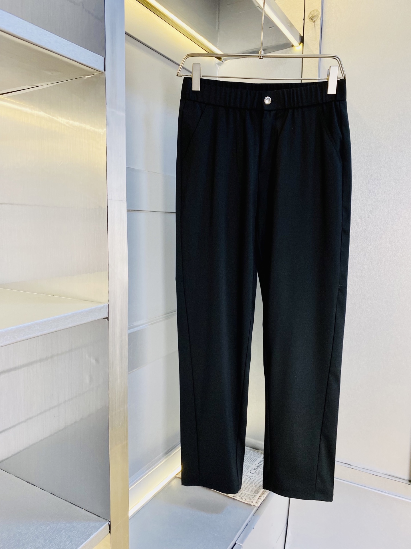 NO:743588,Original item from the official website, can wear 220 pounds Prada, simple and fashionable, cotton and linen pants, casual pants, sweatpants, elastic pants, trousers, straight pants, very comfortable to wear, low-key yet luxurious, very classy to wear, no need to say much about the pants style and tailoring, the upper body is exquisite and vivid. Real first-class top quality materials. Truly top-grade casual pants and elastic pants, using Turkish cotton to produce the most famous denim fabric. The quality is outstanding, and the pants are very soft after heavy washing!  The straight-leg version is not picky, the upper body is absolutely stylish, the expert design is extremely luxurious. Size: M-4XL,, prada, prada,19860909官网原单货 可穿220斤普拉达Prada 简约时尚 棉麻裤休闲裤卫裤松紧裤长裤直筒裤身穿着非常舒适 低调不失奢华 穿出去非常有档次,裤型款式和裁剪亦无需多言 上身精致跃然.真正一等一顶级质料 真正殿堂级的休闲裤松紧裤,选用土耳其的棉花 生产出最有名的单宁布 品质卓然,经过重水洗使得裤子很柔软！直脚的版型 不挑人 上身绝对的有型 达人设计 极度奢华.码数:M-4XL,,prada,prada,,Men's clothing