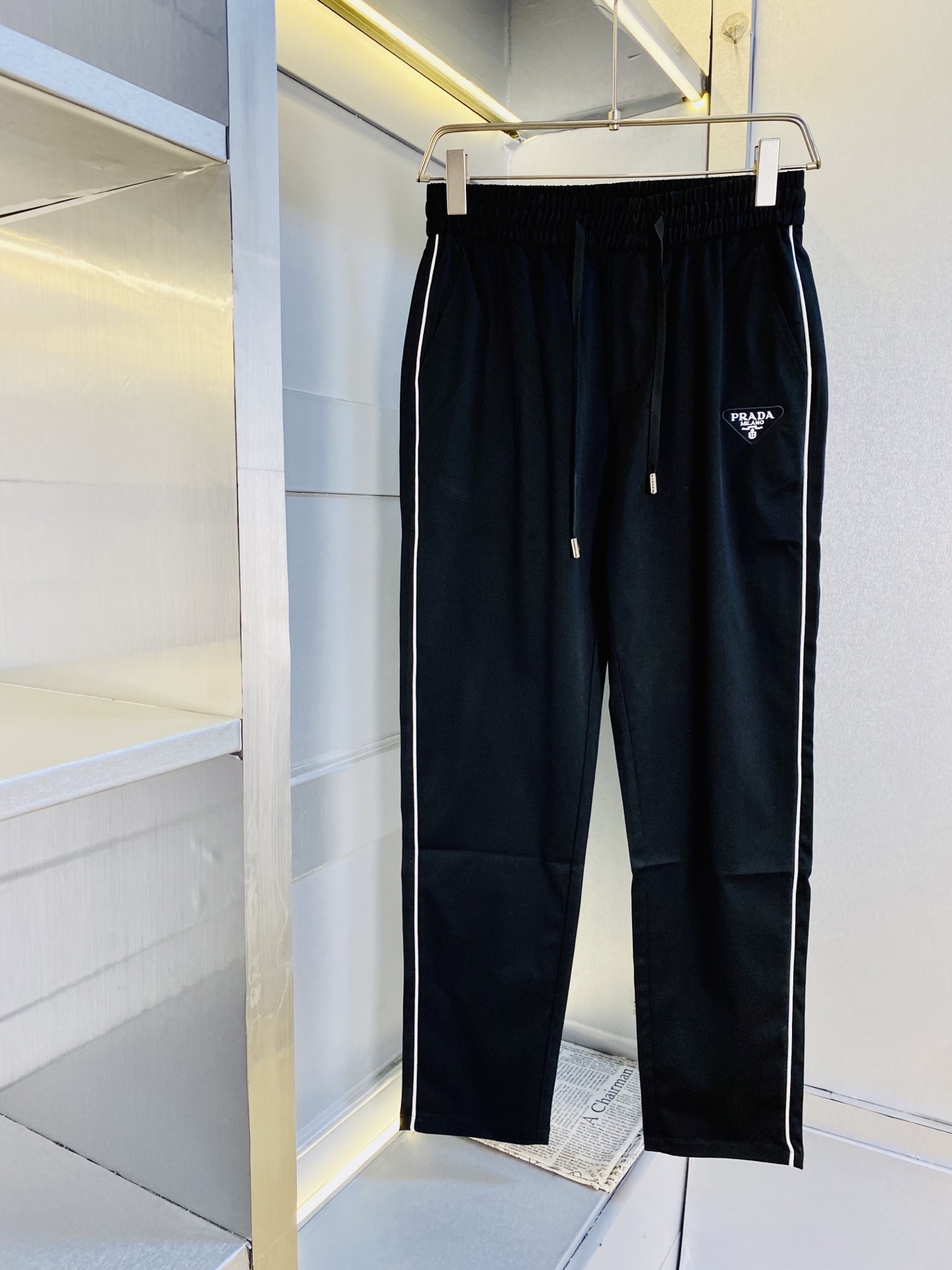 NO:743592,Original item from the official website. Can wear 220 pounds of Prada. Simple and fashionable. Casual pants, sweatpants, elastic pants, trousers, straight pants, very comfortable to wear, low-key yet luxurious. It is very classy to wear, and the style and cut of the pants need no introduction. The upper body is exquisite and vivid. Really first-class and top-quality materials. Really top-grade casual pants and elastic pants, using Turkish cotton to produce the most famous denim fabric. The quality is outstanding, and the pants are very soft after heavy washing!  The straight-leg version is not picky, the upper body is absolutely stylish, the expert design is extremely luxurious. Size: M-4XL,, prada, prada,19860909官网原单货 可穿220斤普拉达Prada 简约时尚 休闲裤卫裤松紧裤长裤直筒裤身穿着非常舒适 低调不失奢华 穿出去非常有档次,裤型款式和裁剪亦无需多言 上身精致跃然.真正一等一顶级质料 真正殿堂级的休闲裤松紧裤,选用土耳其的棉花 生产出最有名的单宁布 品质卓然,经过重水洗使得裤子很柔软！直脚的版型 不挑人 上身绝对的有型 达人设计 极度奢华.码数:M-4XL,,prada,prada,,Men's clothing