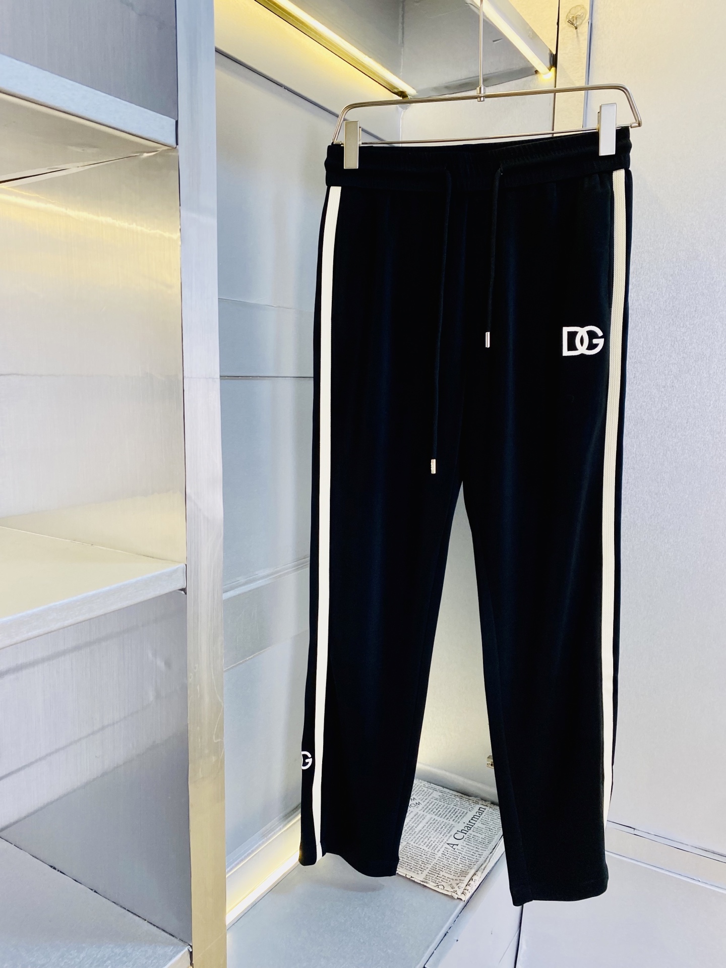 NO:743596,The original item from the official website can wear 220 pounds of Dolce & Gabbana DG. It is simple and fashionable. Casual pants, sweat pants, elastic pants, trousers, straight pants, very comfortable to wear, low-key yet luxurious. It is very classy to wear, and the style and tailoring of the pants need no introduction. The upper body is exquisite and vivid. Real first-class top quality materials. Really top-grade casual pants and elastic pants, using Turkish cotton to produce the most famous denim fabric. The quality is outstanding, and the pants are very soft after heavy washing!  The straight-leg version is not picky and the upper body is absolutely stylish. The expert design is extremely luxurious. Size: M-4XL, Dolce&Gabbana,19860909官网原单货 可穿220斤杜嘉班纳DG 简约时尚 休闲裤卫裤松紧裤长裤直筒裤身穿着非常舒适 低调不失奢华 穿出去非常有档次,裤型款式和裁剪亦无需多言 上身精致跃然.真正一等一顶级质料 真正殿堂级的休闲裤松紧裤,选用土耳其的棉花 生产出最有名的单宁布 品质卓然,经过重水洗使得裤子很柔软！直脚的版型 不挑人 上身绝对的有型 达人设计 极度奢华.码数:M-4XL,,Dolce&Gabbana,,Men's clothing