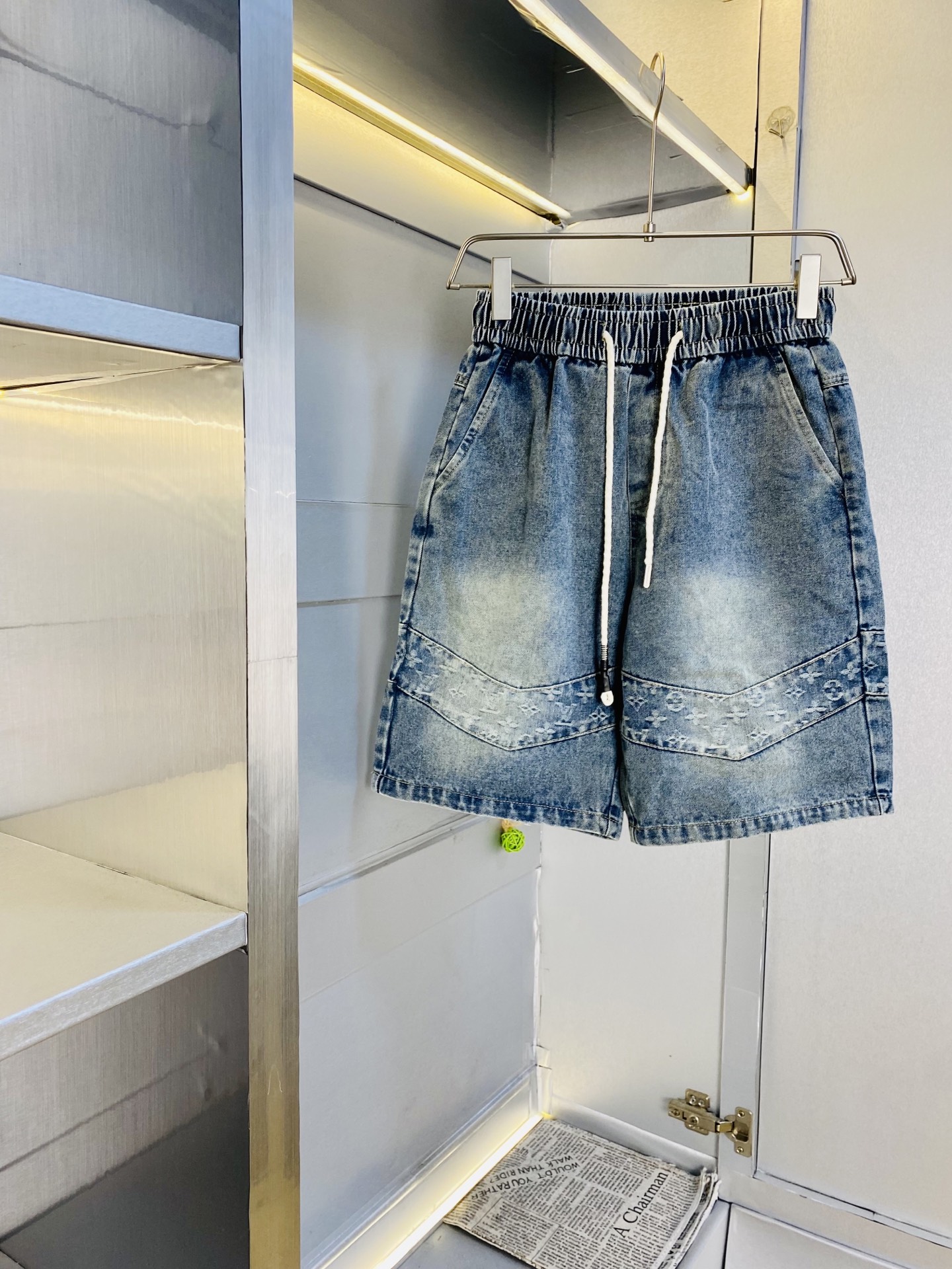 NO:844432,Original item can wear 200 pounds of Louis Vuitton Lv 2026 new summer denim shorts, five-quarter pants, medium pants, available at the counter simultaneously, hardware belt logo, fashionable casual pants, imported original fabrics, upper body comfortable and breathable, top craftsmanship pattern, waist technology threaded surround, extremely high grade, super correct version, fashionable and stylish upper body!  A must-have for your spring and summer wardrobe!  Size S-3XL (the size is too large),,louis vuitton,louis vuitton,shorts,19860909原单货 可穿200斤路易威登Lv 2026 夏季新品牛仔短裤 五分裤 中裤 专柜同步有售,五金带Logo,时尚休闲裤 ,进口原版面料,上身舒适透气,顶级工艺图案,腰围工艺螺纹围接,档次极高,版型超正,上身时尚有型！春夏衣橱必备单品！尺码S-3XL（码数偏大）,,louis vuitton,louis vuitton,shorts,,Men's clothing