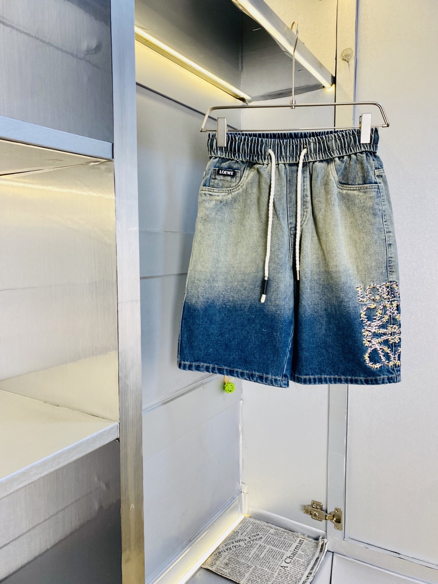 NO:844427,Original item, can wear 200 pounds of Loewe 2026 new summer denim shorts, five-quarter pants, medium pants, available at counters simultaneously, hardware belt logo, fashionable casual pants, imported original fabrics, upper body comfortable and breathable, top craftsmanship pattern, waist technology threaded surround, extremely high grade, super correct version, fashionable and stylish upper body!  A must-have for your spring and summer wardrobe!  Size S-3XL (size is too large),,loewe,loewe,shorts,19860909原单货 可穿200斤罗意威Loewe 2026 夏季新品牛仔短裤 五分裤 中裤 专柜同步有售,五金带Logo,时尚休闲裤 ,进口原版面料,上身舒适透气,顶级工艺图案,腰围工艺螺纹围接,档次极高,版型超正,上身时尚有型！春夏衣橱必备单品！尺码S-3XL（码数偏大）,,loewe,loewe,shorts,,Men's clothing