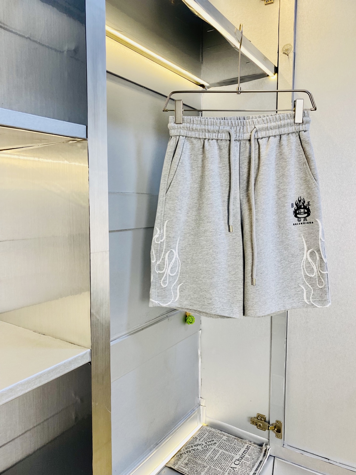 NO:844413,The original item can be worn up to 210 pounds. Balenciaga 2026 new summer shorts, five-quarter pants and medium pants are available at the counter. Hardware belt logo, fashionable casual pants, imported original fabrics, comfortable and breathable upper body, top craftsmanship pattern, waistband threaded surround, extremely high grade, super correct version, fashionable and stylish upper body!  A must-have for your spring and summer wardrobe!  Size M-3XL,,balenciaga,balenciaga,shorts,19860909原单货 可穿210斤巴黎世家Balenciaga 2026 夏季新品短裤 五分裤 中裤 专柜同步有售,五金带Logo,时尚休闲裤 ,进口原版面料,上身舒适透气,顶级工艺图案,腰围工艺螺纹围接,档次极高,版型超正,上身时尚有型！春夏衣橱必备单品！尺码M-3XL,,balenciaga,balenciaga,shorts,,Men's clothing