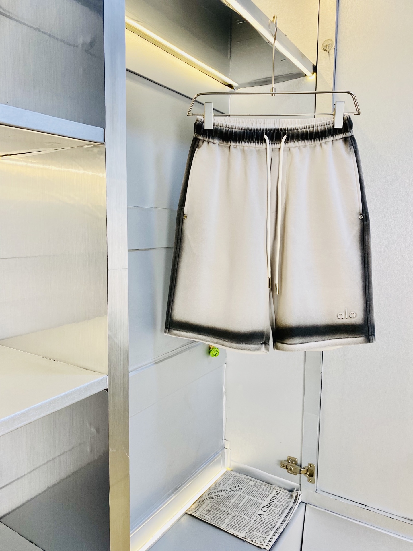 NO:844436,Original item can wear 210 catties alo 2026 new summer shorts, five-quarter pants, medium pants, available at the counter simultaneously, hardware belt logo, fashionable casual pants, imported original fabrics, upper body comfortable and breathable, top craftsmanship pattern, waistband threaded surround, extremely high grade, super correct version, fashionable and stylish upper body!  A must-have for your spring and summer wardrobe!  Size M-3XL,,shorts,19860909原单货 可穿210斤alo 2026 夏季新品短裤 五分裤 中裤 专柜同步有售,五金带Logo,时尚休闲裤 ,进口原版面料,上身舒适透气,顶级工艺图案,腰围工艺螺纹围接,档次极高,版型超正,上身时尚有型！春夏衣橱必备单品！尺码M-3XL,,shorts,,Men's clothing