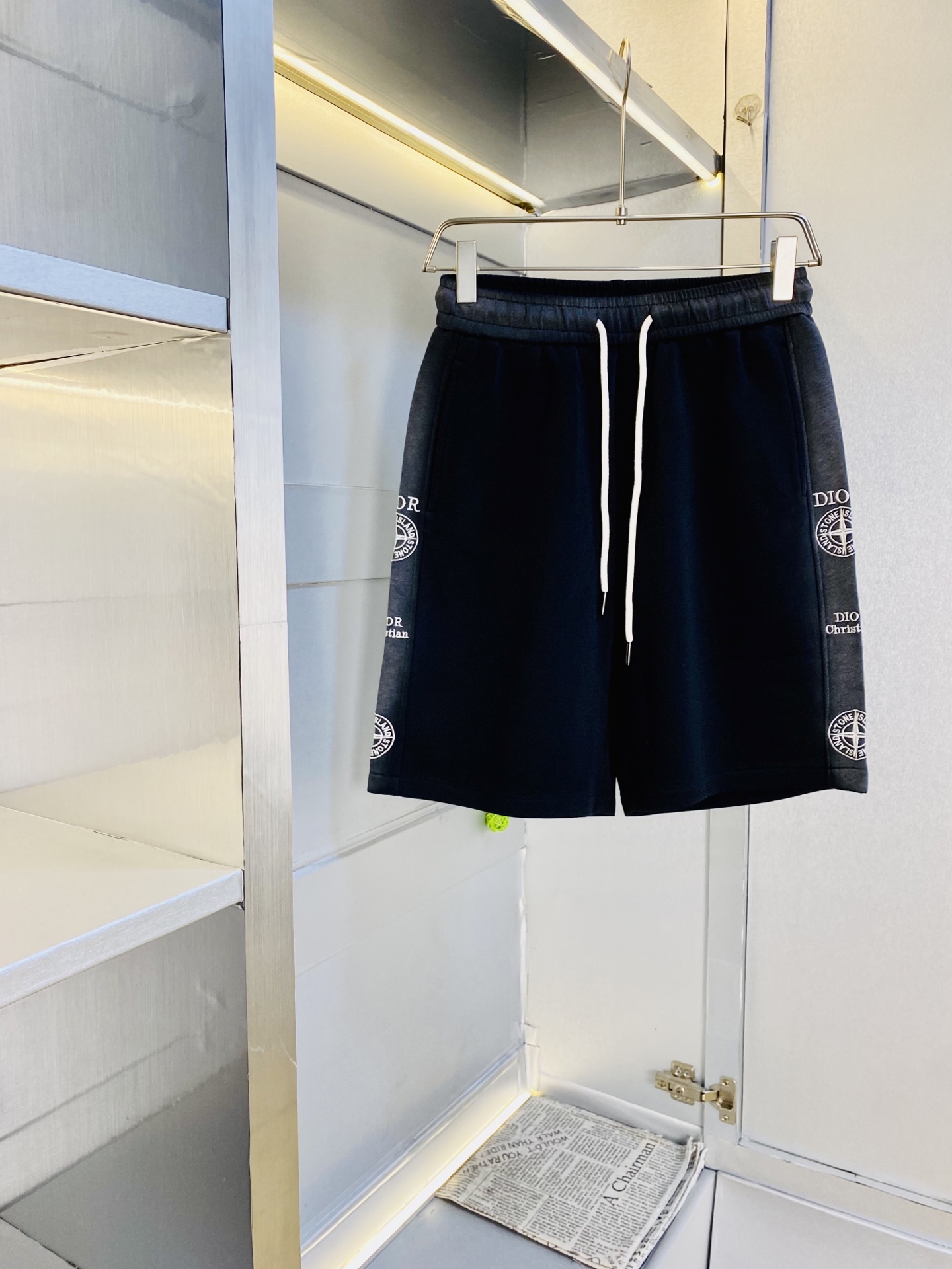 NO:844431,Original item can wear 210 pounds of Dior 2026 new summer shorts, five-quarter pants, medium pants, available at the counter simultaneously, hardware belt logo, fashionable casual pants, imported original fabrics, upper body comfortable and breathable, top craftsmanship pattern, waistband threaded surround, extremely high grade, super correct version, fashionable and stylish upper body!  A must-have for your spring and summer wardrobe!  Size M-3XL,,dior,dior,shorts,19860909原单货 可穿210斤迪奥Dior 2026 夏季新品短裤 五分裤 中裤 专柜同步有售,五金带Logo,时尚休闲裤 ,进口原版面料,上身舒适透气,顶级工艺图案,腰围工艺螺纹围接,档次极高,版型超正,上身时尚有型！春夏衣橱必备单品！尺码M-3XL,,dior,dior,shorts,,Men's clothing
