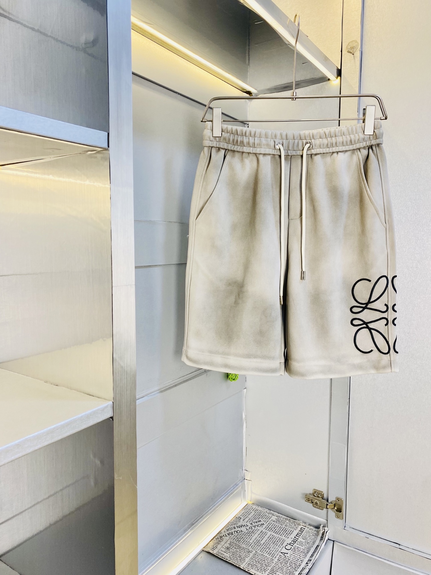 NO:844426,Original item can wear 210 pounds Loewe 2026 new summer shorts, five-quarter pants, medium pants, available at the counter, hardware belt logo, fashionable casual pants, imported original fabrics, upper body comfortable and breathable, top craftsmanship pattern, waistband threaded surround, extremely high grade, super correct version, fashionable and stylish upper body!  A must-have for your spring and summer wardrobe!  Size M-3XL,,loewe,loewe,shorts,19860909原单货 可穿210斤罗意威Loewe 2026 夏季新品短裤 五分裤 中裤 专柜同步有售,五金带Logo,时尚休闲裤 ,进口原版面料,上身舒适透气,顶级工艺图案,腰围工艺螺纹围接,档次极高,版型超正,上身时尚有型！春夏衣橱必备单品！尺码M-3XL,,loewe,loewe,shorts,,Men's clothing