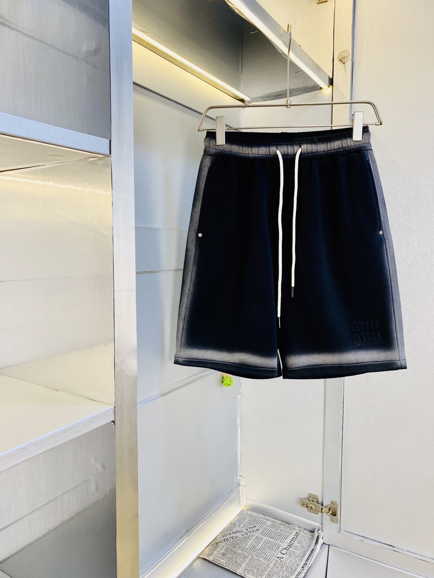 NO:844422,The original item can be worn up to 210 pounds. MiuMiu 2026 new summer shorts, five-quarter pants and medium pants are available at the counter at the same time. Hardware belt logo, fashionable casual pants, imported original fabrics, comfortable and breathable upper body, top craftsmanship pattern, waistband threaded surround, extremely high grade, super correct version, fashionable and stylish upper body!  A must-have for your spring and summer wardrobe!  Size M-3XL,,miumiu,shorts,19860909原单货 可穿210斤缪缪MiuMiu 2026 夏季新品短裤 五分裤 中裤 专柜同步有售,五金带Logo,时尚休闲裤 ,进口原版面料,上身舒适透气,顶级工艺图案,腰围工艺螺纹围接,档次极高,版型超正,上身时尚有型！春夏衣橱必备单品！尺码M-3XL,,miumiu,shorts,,Men's clothing