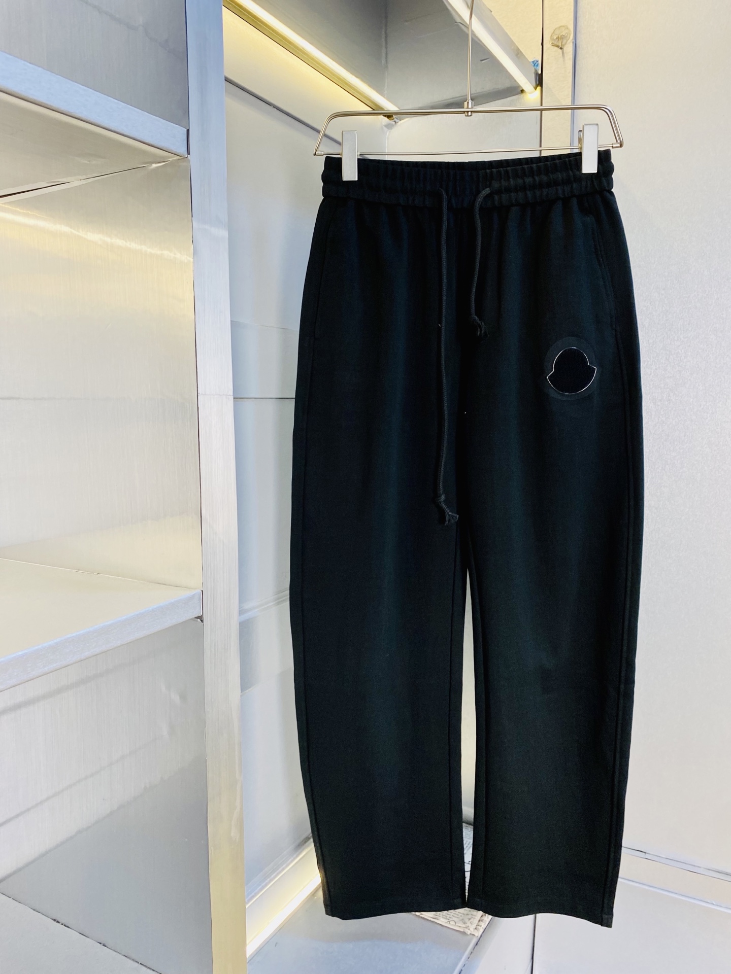 NO:844383,The original item from the official website can be worn with a 210 catties Moncler. Simple and fashionable spring and summer casual pants, sweatpants, elastic pants, straight-leg trousers, very comfortable to wear, low-key yet luxurious. It is very classy to wear, and the style and tailoring of the pants need no introduction. The upper body is exquisite and vivid. Really first-class and top-quality materials. Really top-grade casual pants and elastic pants, using Turkish cotton to produce the most famous denim fabric. The quality is outstanding, and the pants are very soft after heavy washing!  The straight-leg version is not picky and the upper body is absolutely stylish. The expert design is extremely luxurious. Size: M-3XL, Moncler,19860909官网原单货 可穿210斤蒙口Moncler 简约时尚 春夏款休闲裤卫裤松紧裤直筒裤长裤身穿着非常舒适 低调不失奢华 穿出去非常有档次,裤型款式和裁剪亦无需多言 上身精致跃然.真正一等一顶级质料 真正殿堂级的休闲裤松紧裤,选用土耳其的棉花 生产出最有名的单宁布 品质卓然,经过重水洗使得裤子很柔软！直脚的版型 不挑人 上身绝对的有型 达人设计 极度奢华.码数:M-3XL,,Moncler,,Men's clothing