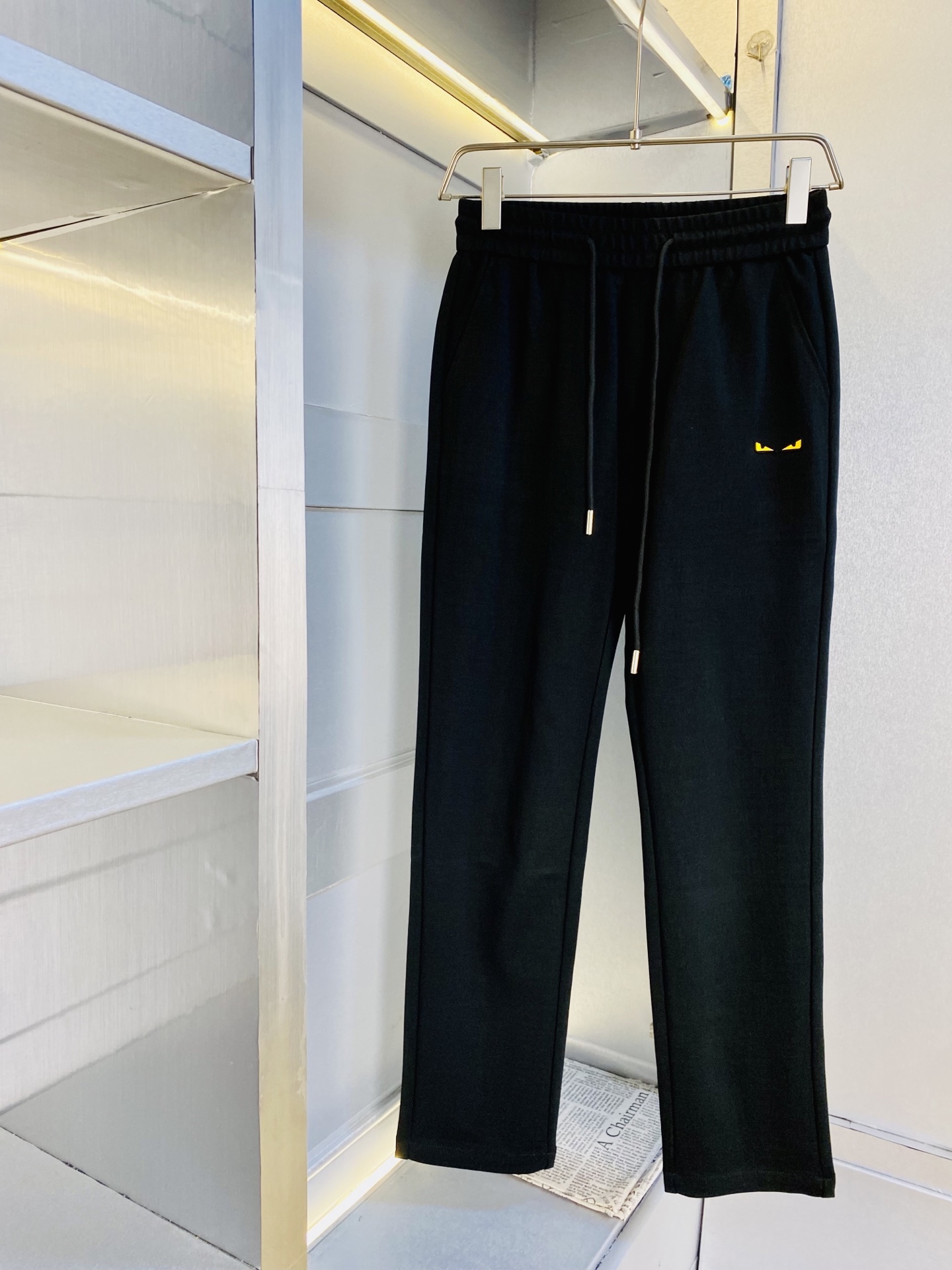 NO:844378,The original item from the official website can wear 210 pounds of Fendi. Simple and fashionable, spring and summer casual pants, sweatpants, elastic pants, straight-leg pants, very comfortable to wear, low-key yet luxurious. It is very classy to wear, and the style and cut of the pants need no introduction. The upper body is exquisite and vivid. Really first-class and top-quality materials. Really top-grade casual pants and elastic pants, using Turkish cotton to produce the most famous denim fabric. The quality is outstanding, and the pants are very soft after heavy washing!  The straight-leg version is not picky, the upper body is absolutely stylish, the expert design is extremely luxurious. Size: M-3XL,,fendi,fendi,19860909官网原单货 可穿210斤芬迪Fendi 简约时尚 春夏款休闲裤卫裤松紧裤直筒裤长裤身穿着非常舒适 低调不失奢华 穿出去非常有档次,裤型款式和裁剪亦无需多言 上身精致跃然.真正一等一顶级质料 真正殿堂级的休闲裤松紧裤,选用土耳其的棉花 生产出最有名的单宁布 品质卓然,经过重水洗使得裤子很柔软！直脚的版型 不挑人 上身绝对的有型 达人设计 极度奢华.码数:M-3XL,,fendi,fendi,,Men's clothing