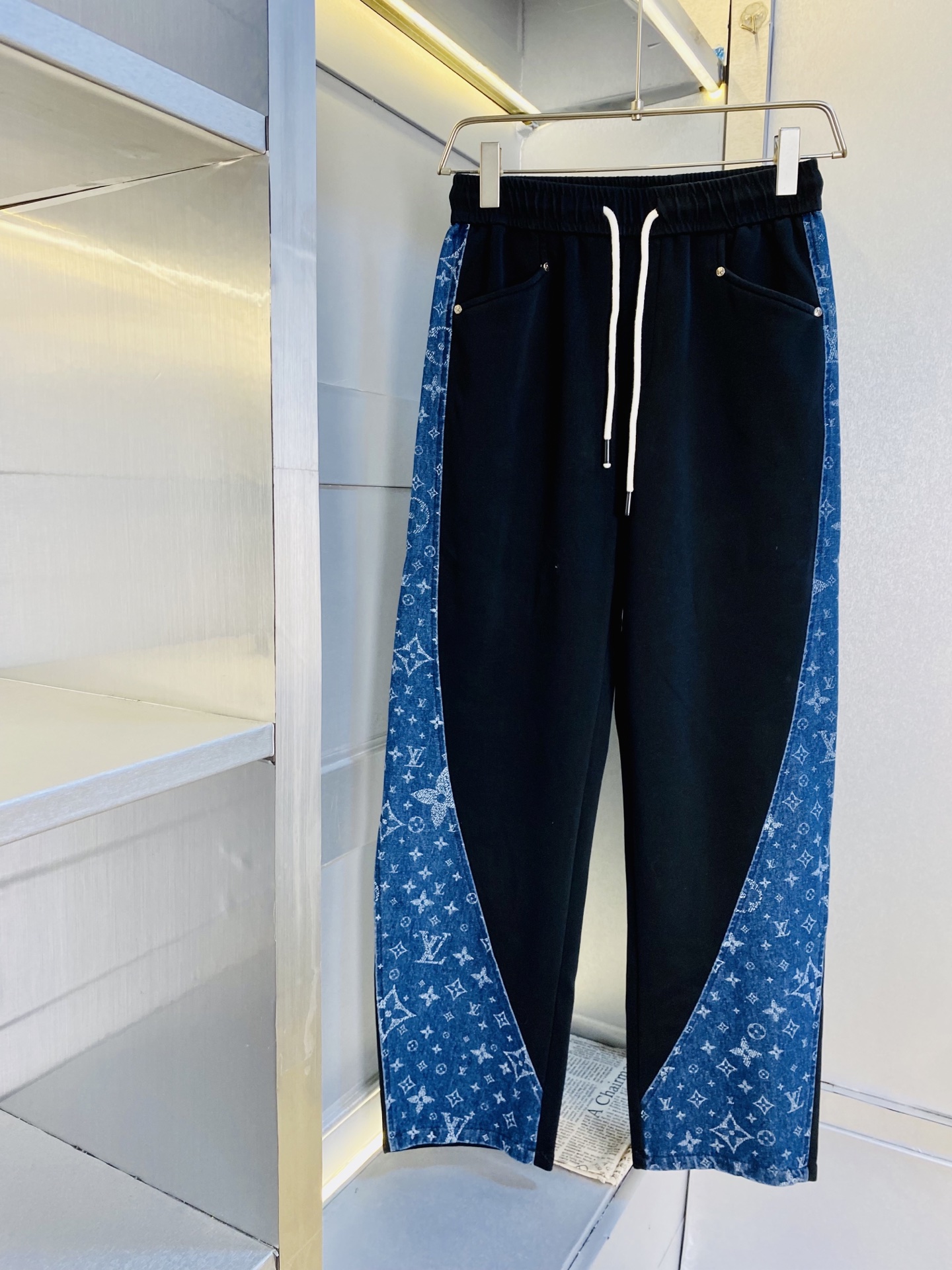 NO:844373,The original item from the official website can wear 210 pounds of Louis Vuitton Lv. Simple and fashionable, spring and summer casual pants, sweatpants, elastic pants, straight-leg pants, very comfortable to wear, low-key yet luxurious. It is very classy to wear, and the style and tailoring of the pants need no introduction. The upper body is exquisite and vivid. Really first-class top quality materials. Really top-grade casual pants and elastic pants, using Turkish cotton to produce the most famous denim fabric. The quality is outstanding, and the pants are very soft after heavy washing!  The straight-leg version is not picky and the upper body is absolutely stylish. The expert design is extremely luxurious. Size: M-3XL, Louis Vuitton, Louis Vuitton,19860909官网原单货 可穿210斤路易威登Lv 简约时尚 春夏款休闲裤卫裤松紧裤直筒裤长裤身穿着非常舒适 低调不失奢华 穿出去非常有档次,裤型款式和裁剪亦无需多言 上身精致跃然.真正一等一顶级质料 真正殿堂级的休闲裤松紧裤,选用土耳其的棉花 生产出最有名的单宁布 品质卓然,经过重水洗使得裤子很柔软！直脚的版型 不挑人 上身绝对的有型 达人设计 极度奢华.码数:M-3XL,,louis vuitton,louis vuitton,,Men's clothing