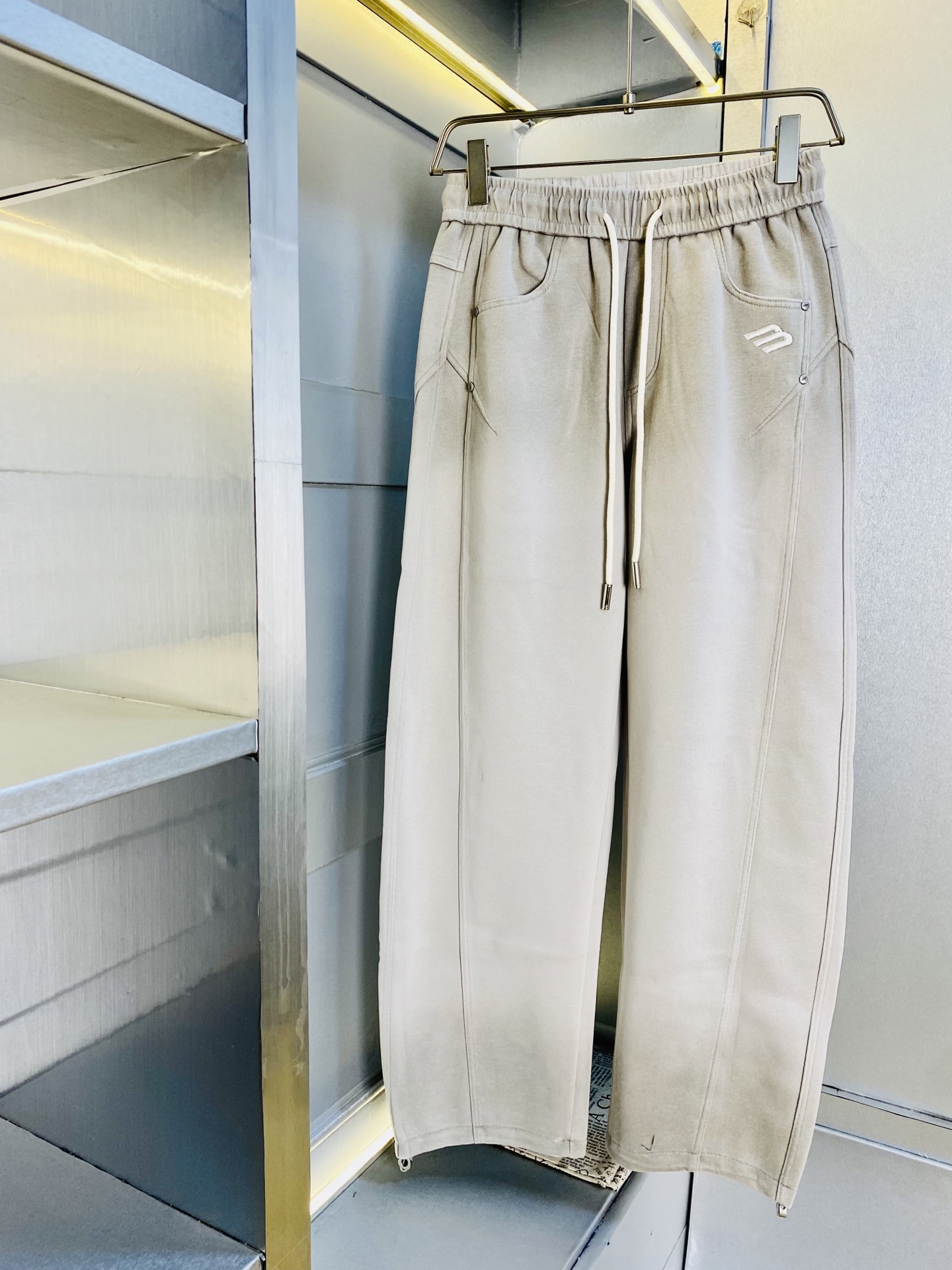 NO:844368,Original item from the official website. Can wear 210 pounds of Balenciaga. Simple and fashionable. Spring and summer casual pants, sweatpants, elastic pants, straight-leg pants, very comfortable to wear, low-key yet luxurious. It is very classy to wear, and the style and tailoring of the pants need not be said. The upper body is exquisite and vivid. Really first-class and top-quality materials. Really palace-level casual pants and elastic pants, using Turkish cotton to produce the most famous denim fabric.  The quality is outstanding, the pants are very soft after heavy washing!  The straight-leg version is not picky, the upper body is absolutely stylish, the expert design is extremely luxurious. Size: M-3XL,,balenciaga,balenciaga,19860909官网原单货 可穿210斤巴黎世家Balenciaga 简约时尚 春夏款休闲裤卫裤松紧裤直筒裤长裤身穿着非常舒适 低调不失奢华 穿出去非常有档次,裤型款式和裁剪亦无需多言 上身精致跃然.真正一等一顶级质料 真正殿堂级的休闲裤松紧裤,选用土耳其的棉花 生产出最有名的单宁布 品质卓然,经过重水洗使得裤子很柔软！直脚的版型 不挑人 上身绝对的有型 达人设计 极度奢华.码数:M-3XL,,balenciaga,balenciaga,,Men's clothing