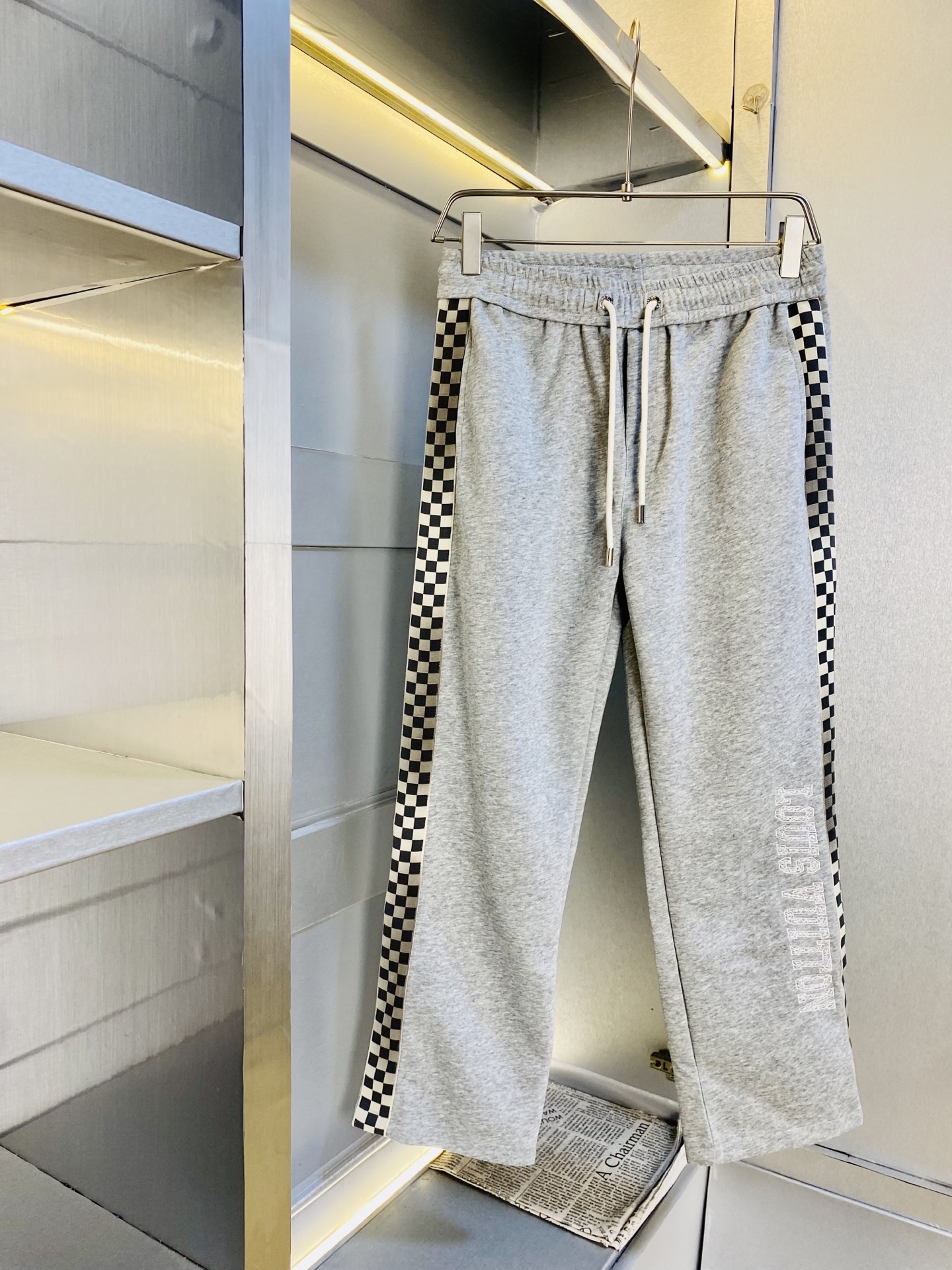 NO:842298,The original item from the official website can wear 200 pounds of Louis Vuitton Lv. It is simple and fashionable. The spring style casual pants, sports pants, sweatpants, elastic pants and long trousers are very comfortable to wear. Low-key yet luxurious. It is very classy to wear, and the style and tailoring of the pants need no introduction. The upper body is exquisite and vivid. Real first-class top quality materials. Really top-level casual pants and elastic pants, using Turkish cotton to produce the most famous denim fabric. The quality is outstanding, and the pants are very soft after heavy washing!  The straight-leg version is not picky and the upper body is absolutely stylish. The expert design is extremely luxurious. Size: M-3XL, Louis Vuitton, Louis Vuitton,19860909官网原单货 可穿200斤路易威登Lv简约时尚 春款休闲裤运动裤卫裤松紧裤长裤身穿着非常舒适 低调不失奢华 穿出去非常有档次,裤型款式和裁剪亦无需多言 上身精致跃然.真正一等一顶级质料 真正殿堂级的休闲裤松紧裤,选用土耳其的棉花 生产出最有名的单宁布 品质卓然,经过重水洗使得裤子很柔软！直脚的版型 不挑人 上身绝对的有型 达人设计 极度奢华.码数:M-3XL,,louis vuitton,louis vuitton,,Men's clothing