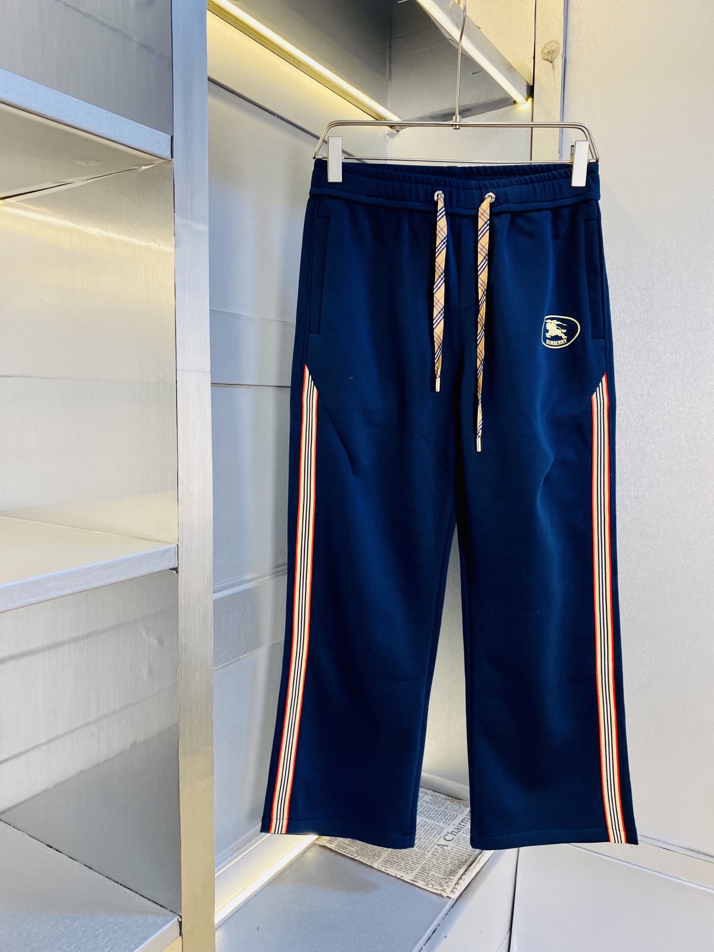 NO:842302,The original item from the official website can wear 200 pounds of Burberry. It is simple and fashionable. The spring casual pants, sports pants, sweatpants, and elastic pants are very comfortable to wear. They are low-key yet luxurious. They are very classy to wear, and the style and cut of the pants need no introduction. The upper body is exquisite and vivid. Really first-class and top-quality materials. Really top-grade casual pants and elastic pants, using Turkish cotton to produce the most famous denim fabric. The quality is outstanding, and the pants are very soft after heavy washing!  The straight-leg version is not picky, the upper body is absolutely stylish, the expert design is extremely luxurious. Size: M-3XL,, burberry, burberry,19860909官网原单货 可穿200斤巴宝莉Burberry 简约时尚 春款休闲裤运动裤卫裤松紧裤长裤身穿着非常舒适 低调不失奢华 穿出去非常有档次,裤型款式和裁剪亦无需多言 上身精致跃然.真正一等一顶级质料 真正殿堂级的休闲裤松紧裤,选用土耳其的棉花 生产出最有名的单宁布 品质卓然,经过重水洗使得裤子很柔软！直脚的版型 不挑人 上身绝对的有型 达人设计 极度奢华.码数:M-3XL,,burberry,burberry,,Men's clothing
