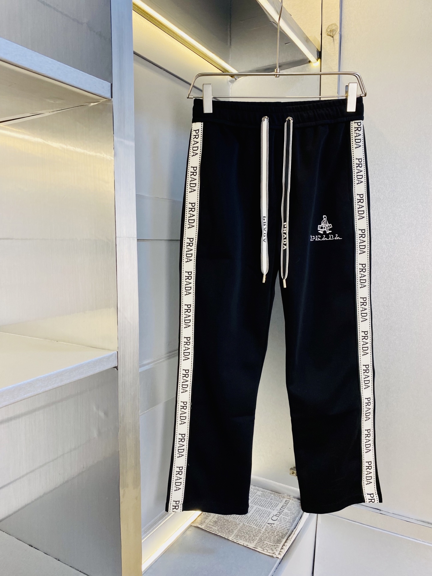 NO:842306,Original item from the official website. Can wear 200 pounds of Prada. Simple and fashionable. Spring casual pants, sweatpants, sweatpants, elasticated trousers, very comfortable to wear, low-key yet luxurious. It is very classy to wear, and the style and cut of the pants need no introduction. The upper body is exquisite and vivid. Really first-class and top-quality materials. Really top-grade casual pants and elastic pants, using Turkish cotton to produce the most famous denim fabric. The quality is outstanding, and the pants are very soft after heavy washing!  The straight-leg version is not picky and the upper body is absolutely stylish. The expert design is extremely luxurious. Size: M-3XL,, prada, prada,19860909官网原单货 可穿200斤普拉达Prada 简约时尚 春款休闲裤运动裤卫裤松紧裤长裤身穿着非常舒适 低调不失奢华 穿出去非常有档次,裤型款式和裁剪亦无需多言 上身精致跃然.真正一等一顶级质料 真正殿堂级的休闲裤松紧裤,选用土耳其的棉花 生产出最有名的单宁布 品质卓然,经过重水洗使得裤子很柔软！直脚的版型 不挑人 上身绝对的有型 达人设计 极度奢华.码数:M-3XL,,prada,prada,,Men's clothing
