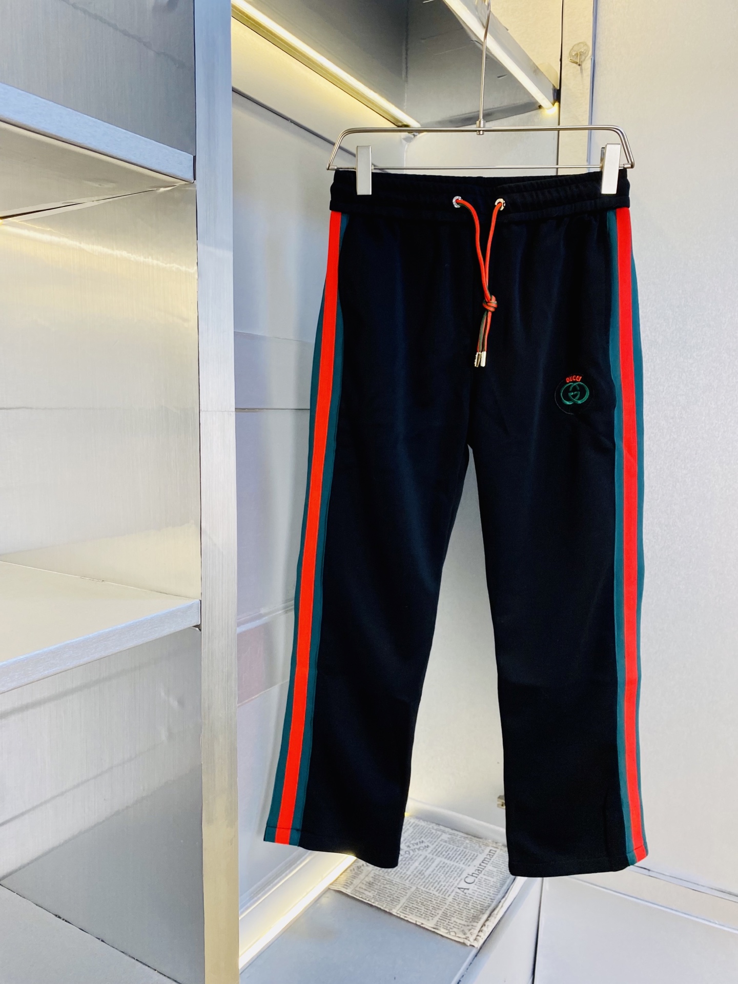 NO:842310,Original item from the official website. Can wear 200 pounds of Gucci. Simple and fashionable. Spring casual pants, sweatpants, sweatpants, elasticated trousers, very comfortable to wear, low-key yet luxurious. It is very classy to wear, and the style and cut of the pants need no introduction. The upper body is exquisite and vivid. Really first-class and top-quality materials. Really top-level casual pants and elastic pants, using Turkish cotton to produce the most famous denim fabric. The quality is outstanding, and the pants are very soft after heavy washing!  The straight-leg version is not picky and the upper body is absolutely stylish. The expert design is extremely luxurious. Size: M-3XL,,gucci,19860909官网原单货 可穿200斤古奇Gucci 简约时尚 春款休闲裤运动裤卫裤松紧裤长裤身穿着非常舒适 低调不失奢华 穿出去非常有档次,裤型款式和裁剪亦无需多言 上身精致跃然.真正一等一顶级质料 真正殿堂级的休闲裤松紧裤,选用土耳其的棉花 生产出最有名的单宁布 品质卓然,经过重水洗使得裤子很柔软！直脚的版型 不挑人 上身绝对的有型 达人设计 极度奢华.码数:M-3XL,,gucci,,Men's clothing