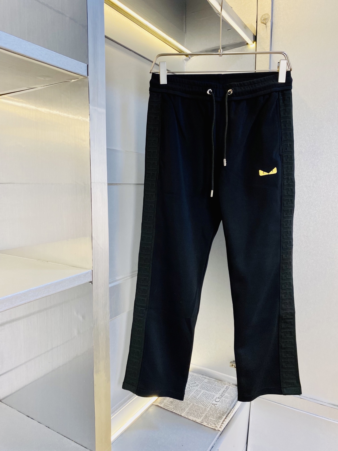 NO:842314,The original item from the official website can wear 200 pounds of Fendi. Simple and fashionable, the spring casual pants, sports pants, sweatpants, elastic pants and long trousers are very comfortable to wear, low-key yet luxurious. They are very classy to wear, and the style and tailoring of the pants need no introduction. The upper body is exquisite and vivid. Really first-class top quality materials. Really top-grade casual pants and elastic pants, using Turkish cotton to produce the most famous denim fabric. The quality is outstanding, and the pants are very soft after heavy washing!  The straight-leg version is not picky, the upper body is absolutely stylish, the expert design is extremely luxurious. Size: M-3XL,,fendi,fendi,19860909官网原单货 可穿200斤芬迪Fendi 简约时尚 春款休闲裤运动裤卫裤松紧裤长裤身穿着非常舒适 低调不失奢华 穿出去非常有档次,裤型款式和裁剪亦无需多言 上身精致跃然.真正一等一顶级质料 真正殿堂级的休闲裤松紧裤,选用土耳其的棉花 生产出最有名的单宁布 品质卓然,经过重水洗使得裤子很柔软！直脚的版型 不挑人 上身绝对的有型 达人设计 极度奢华.码数:M-3XL,,fendi,fendi,,Men's clothing