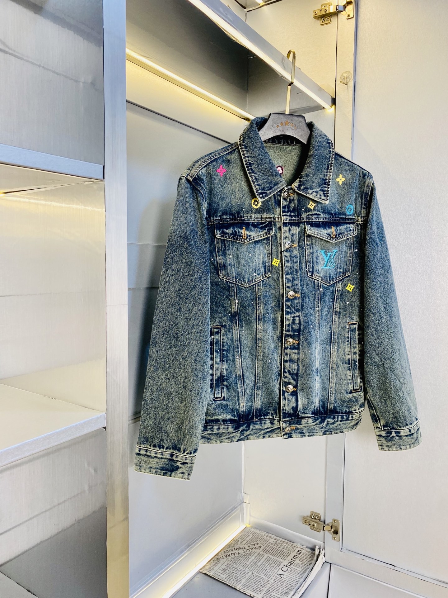 NO:756504,The original item from the official website can wear 200 pounds of Louis Vuitton Lv 2026 spring style!  New denim jacket and windproof jacket. High version and high quality. The original fabric is the same as that of Internet celebrity stars. Customized hardware and accessories. Very comfortable. A super versatile and good-looking jacket. Non-common version in the market. Compare at will. Quality is absolutely guaranteed. Colors and pictures. Sizes M-3XL, Louis vuitton, Louis vuitton, jackets & coats, jackets & coats,19860909官网原单货 可穿200斤路易威登Lv 2026春款！新款牛仔外套夹克防风衣 高版本高品质 原版面料网红明星同款 开模定制五金辅料 感非常舒服 超级百搭好看的一款外套 非市场普通版本 随意对比 品质绝对保证 颜色图色 尺码M-3XL,,louis vuitton,louis vuitton,jackets & coats,jackets & coats,,Men's clothing