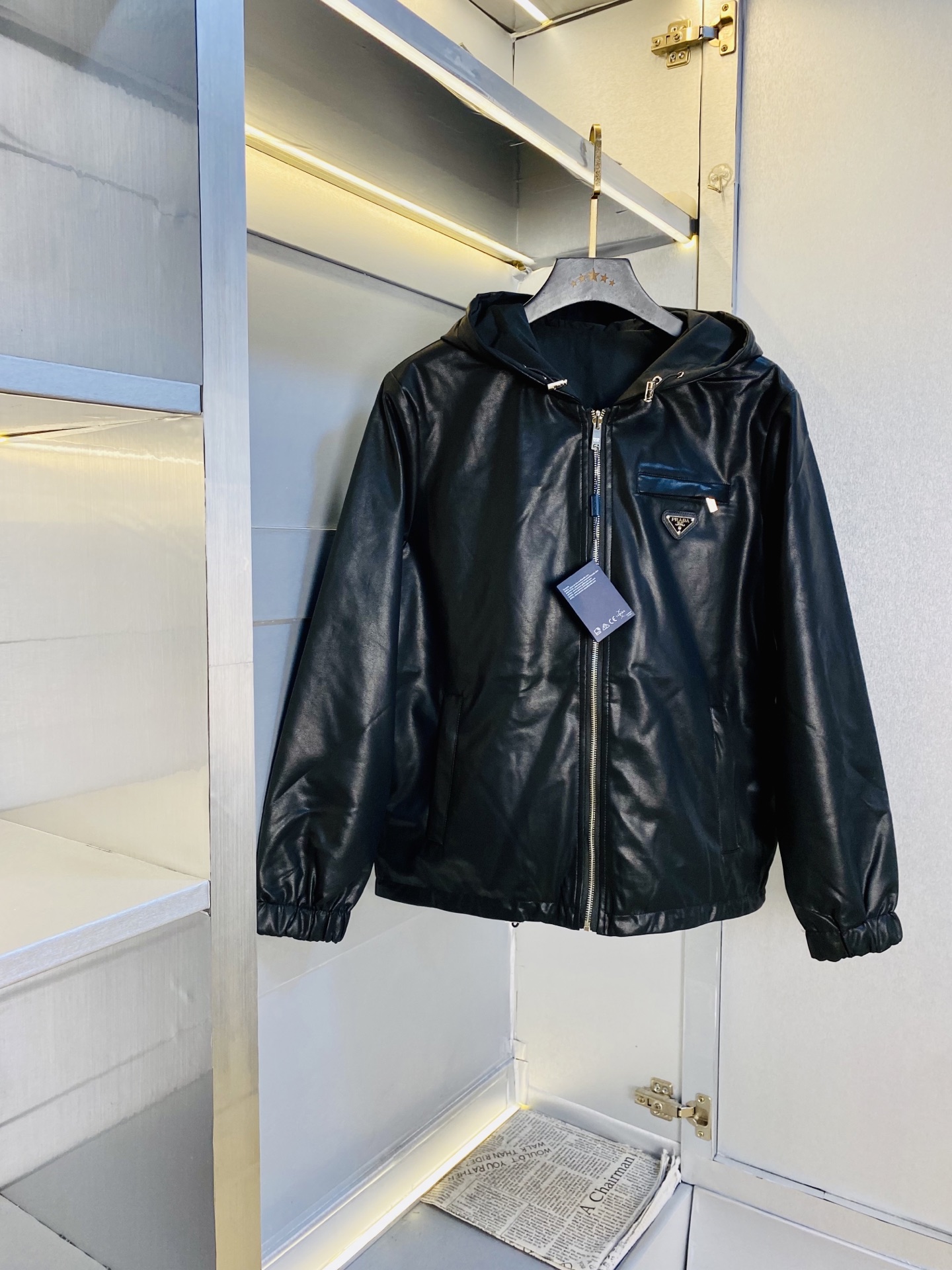 NO:756507,The original item from the official website can wear 200 pounds of Prada 2026 spring style!  New leather jacket and windproof jacket. High version and high quality. The original fabric is the same as that of Internet celebrity stars. Open mold to customize hardware accessories. Very comfortable. Super versatile and good-looking jacket. Not a common version in the market. Compare at will. Quality is absolutely guaranteed. Color pictures and colors. Sizes M-3XL, prada, prada, jackets & coats, jackets & coats, leather jacket,19860909官网原单货 可穿200斤普拉达Prada 2026春款！新款皮衣外套夹克防风衣 高版本高品质 原版面料网红明星同款 开模定制五金辅料 感非常舒服 超级百搭好看的一款外套 非市场普通版本 随意对比 品质绝对保证 颜色图色 尺码M-3XL,,prada,prada,jackets & coats,jackets & coats,leather jacket,,Men's clothing