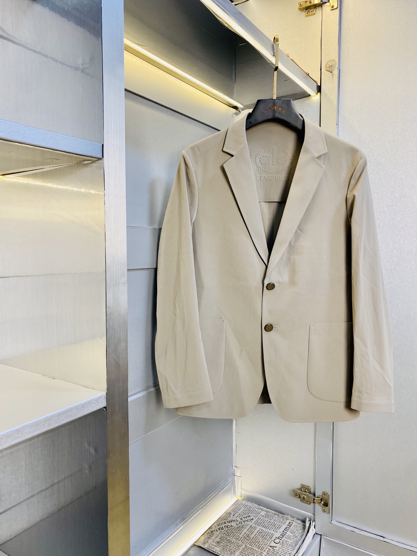 NO:908198,The original item from the official website can wear 210 pounds of Alo 2026 spring and summer style!  New thin blazer, suit, dress, high version, high quality, original fabric, the same style as Internet celebrity stars! Mold customization of hardware accessories, very comfortable, super versatile and good-looking, non-market ordinary version, feel free to compare, quality is absolutely guaranteed, color picture, size M-4XL,, jackets & coats, business suit,19860909官网原单货 可穿210斤Alo 2026春夏款！新款薄款西装外套西装西服礼服高版本高品质 原版面料网红明星同款! 开模定制五金辅料 感非常舒服 超级百搭好看 非市场普通版本 随意对比 品质绝对保证 颜色图色 尺码M-4XL,,jackets & coats,business suit,,Men's clothing
